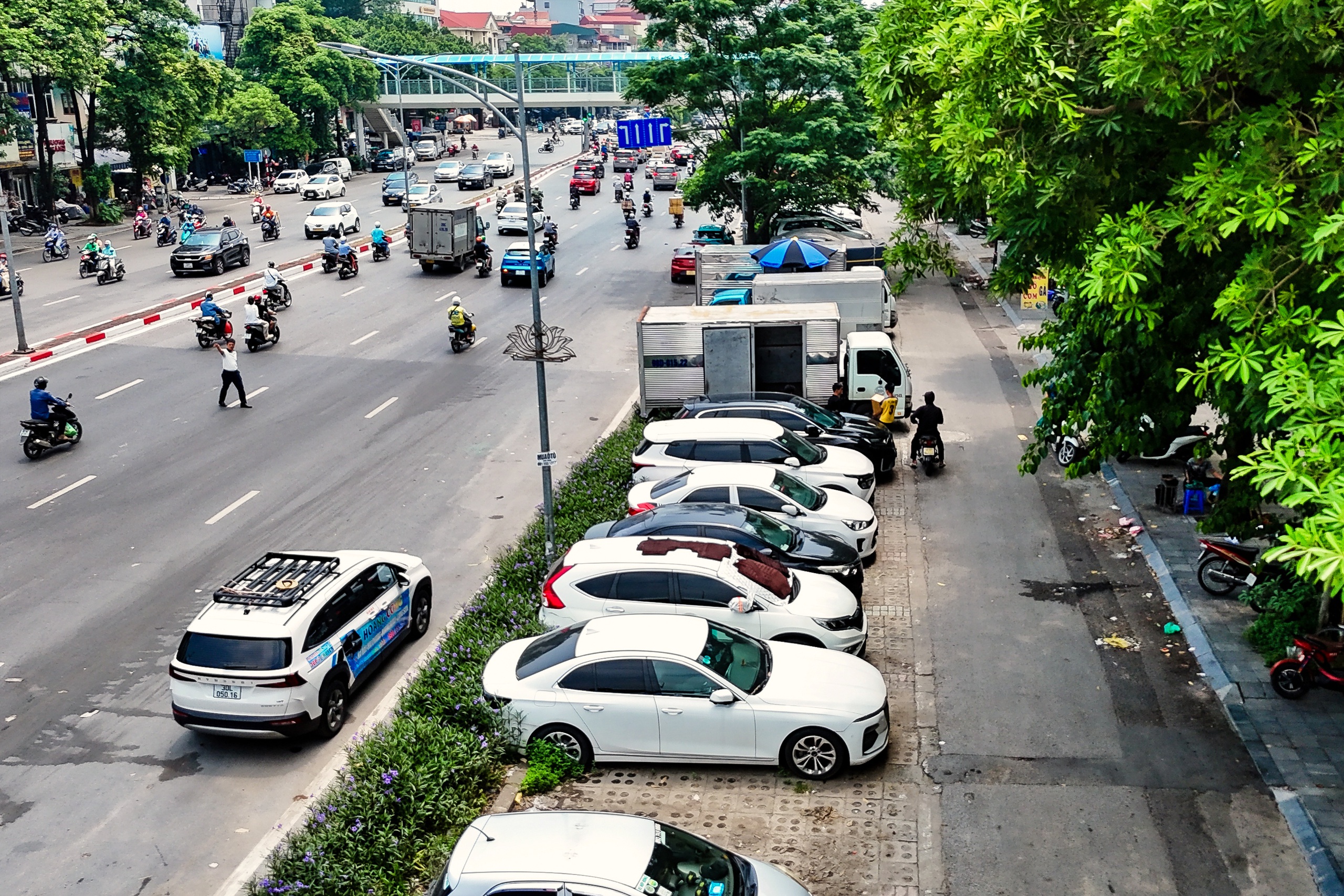 Hà Nội tổng rà soát lề đường, vỉa hè rộng để làm trạm sạc xe điện - Ảnh 1.
