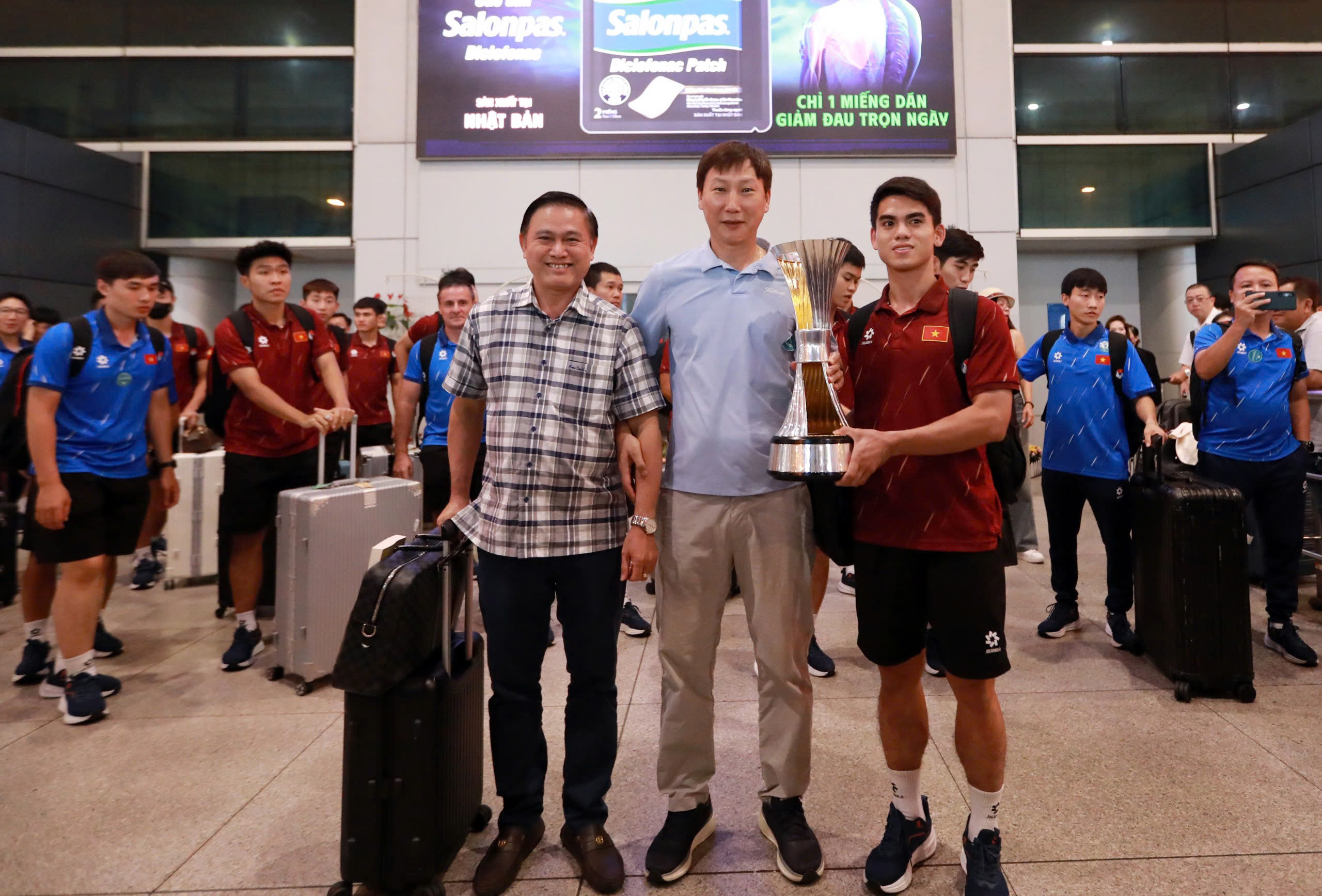 U.23 Việt Nam trở về trong vòng tay ấm áp của khán giả, thầy Kim nói lời từ đáy lòng- Ảnh 9.