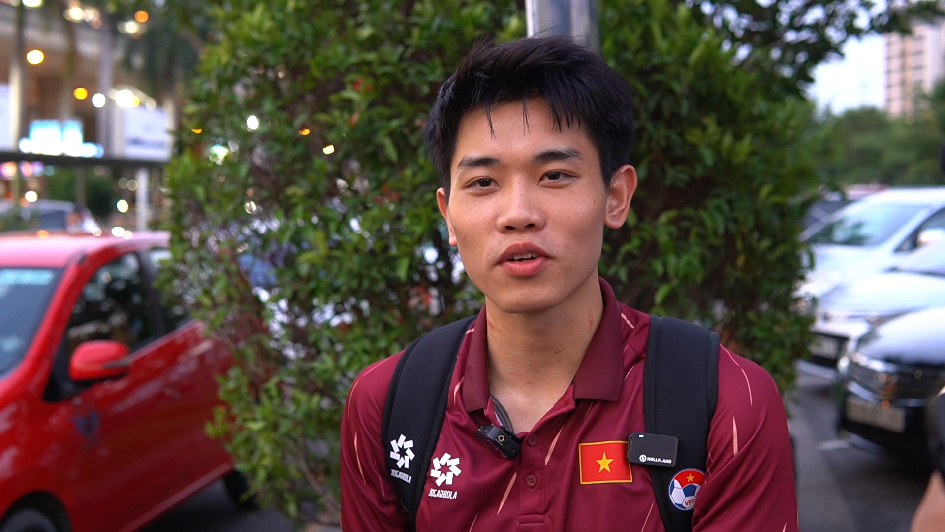 Dinh Bac ត្រឡប់មកផ្ទះវិញដោយស្នាមរបួសពេញកញ្ចឹងក តែនឹកឃើញដល់អាជ្ញាកណ្តាលដែលផ្លុំកញ្ចែចុងក្រោយ - រូបថត ៤. Đình Bắc về nước với đầy vết xước trên cổ nhưng chỉ nhớ đến... trọng tài thổi chung kết- Ảnh 4.