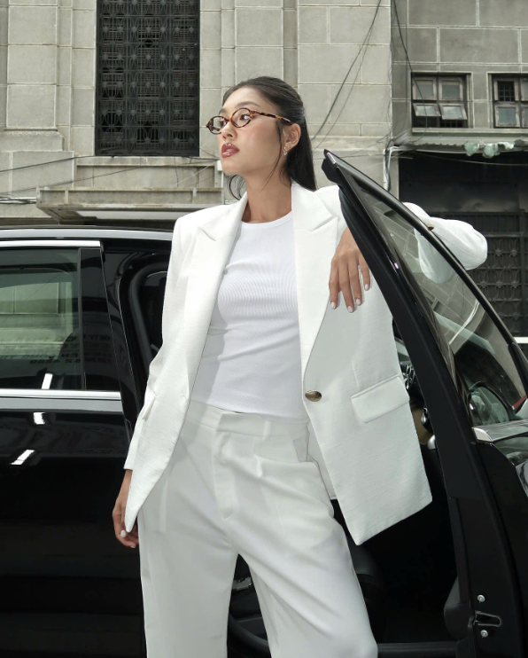 Phối đồ ‘white on white’ giúp nàng công sở nâng tầm vẻ thanh lịch khi thu sang  - Ảnh 1.