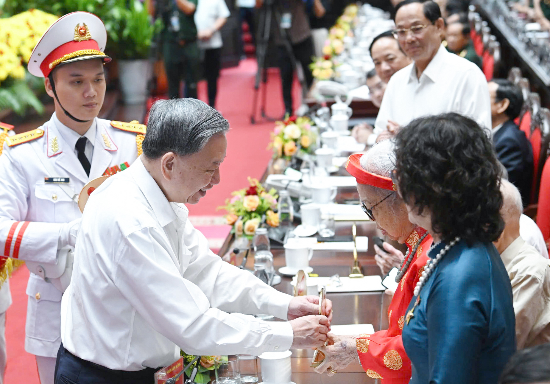 Tổng Bí thư Tô Lâm: 'Không được yêu cầu nhân dân lên tỉnh giải quyết công việc' - Ảnh 2.