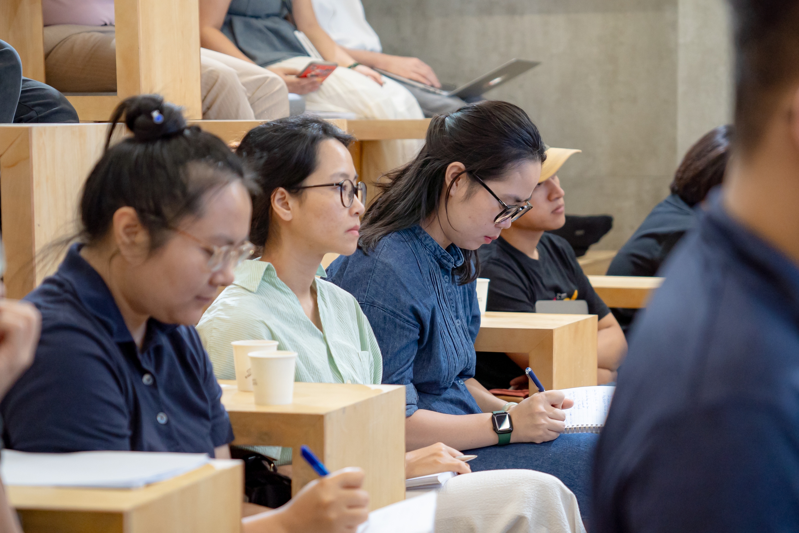 Sisi gelap profesi penulisan skenario: 'Risiko' profesi penulisan skenario - Foto 3. Góc khuất nghề biên kịch phim: Những 'rủi ro' của nghề biên kịch- Ảnh 3.