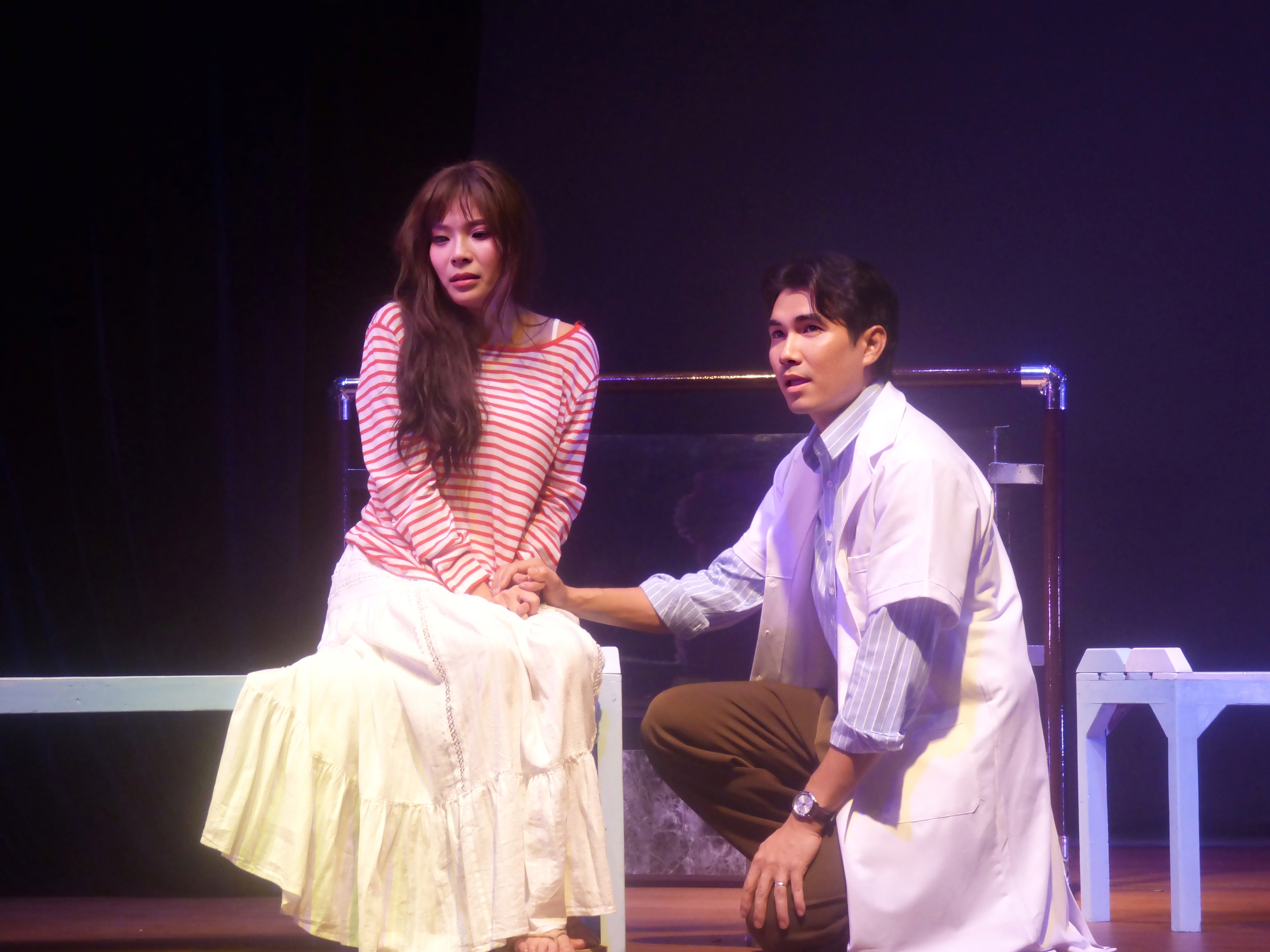 'រត់ទៅម្សិលមិញ' - ការថប់បារម្ភនៃសេចក្តីស្រឡាញ់និងបំណងប្រាថ្នា - រូបថត 1 ។ 'Chạy đến ngày hôm qua' - khắc khoải tình yêu và khát vọng- Ảnh 1.