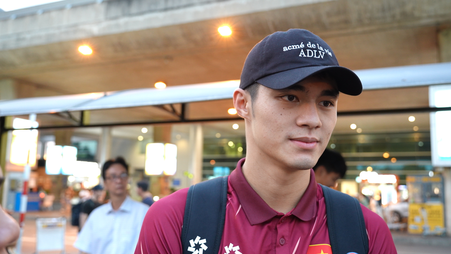 Quoc Viet mengundang Dinh Bac, Van Khang,... untuk menari TikTok mengikuti tren yang sangat lucu di bandara - Foto 7. Quốc Việt rủ Đình Bắc, Văn Khang,... nhảy TikTok theo trend cực hài hước ở sân bay - Ảnh 7.