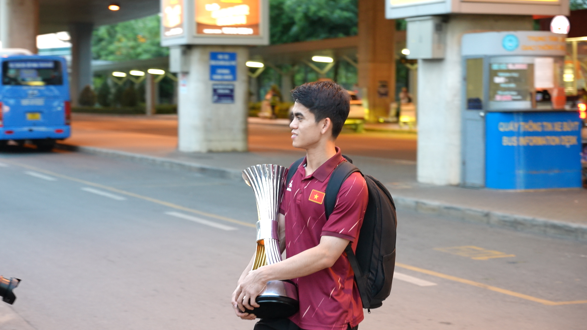 Quoc Viet mengundang Dinh Bac, Van Khang,... untuk menari TikTok mengikuti tren yang sangat lucu di bandara - Foto 4. Quốc Việt rủ Đình Bắc, Văn Khang,... nhảy TikTok theo trend cực hài hước ở sân bay - Ảnh 4.
