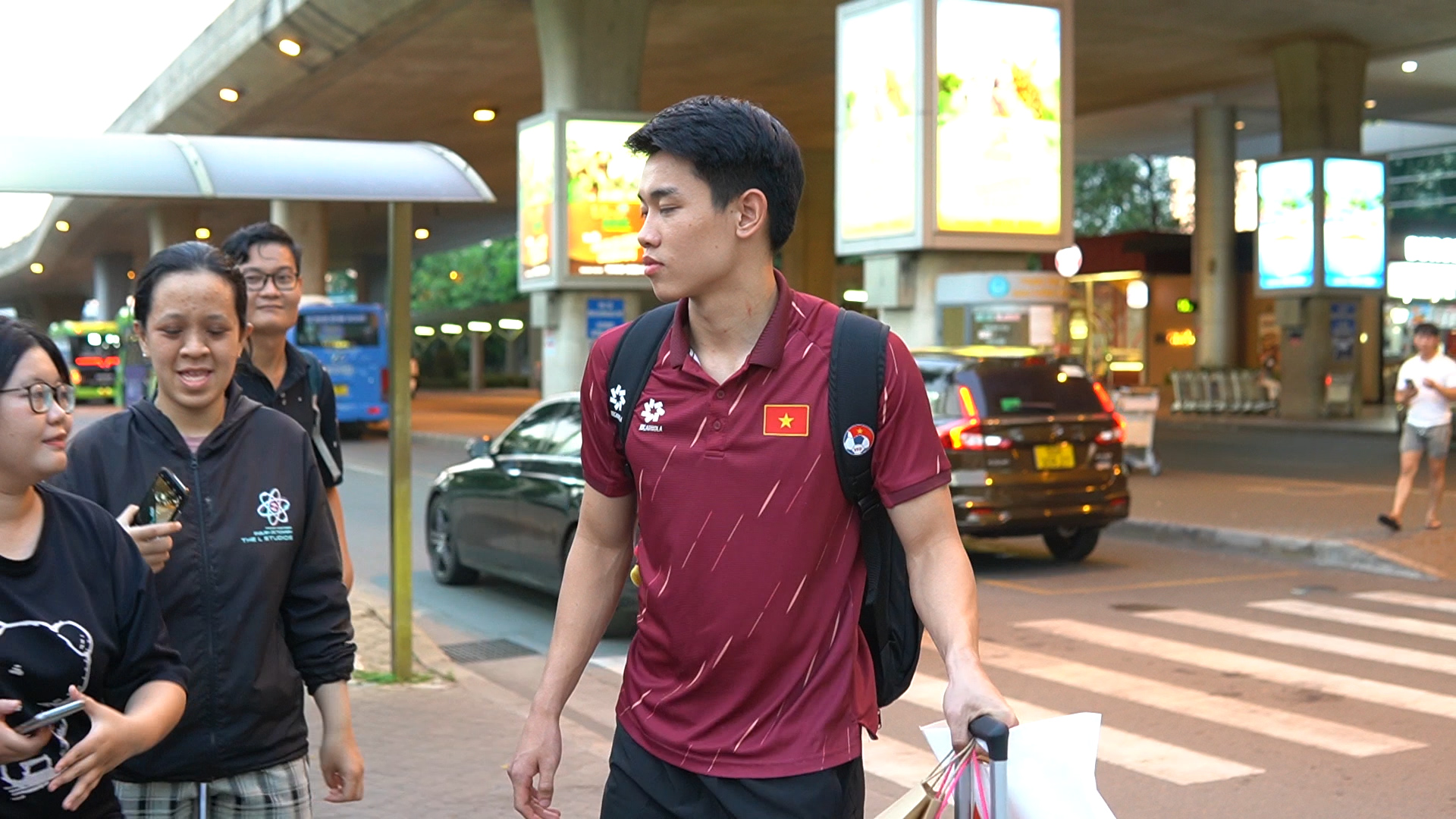 Dinh Bac ត្រឡប់មកផ្ទះវិញដោយស្នាមរបួសពេញកញ្ចឹងក ប៉ុន្តែគ្រាន់តែនឹកដល់... អាជ្ញាកណ្តាលផ្លុំកញ្ចែចុងក្រោយ - រូបថត ១. Đình Bắc về nước với đầy vết xước trên cổ nhưng chỉ nhớ đến... trọng tài thổi chung kết- Ảnh 1.