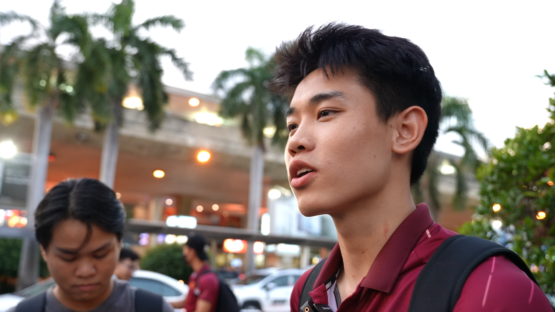 Quoc Viet mengundang Dinh Bac, Van Khang,... untuk menari TikTok mengikuti tren yang sangat lucu di bandara - Foto 8. Quốc Việt rủ Đình Bắc, Văn Khang,... nhảy TikTok theo trend cực hài hước ở sân bay - Ảnh 8.