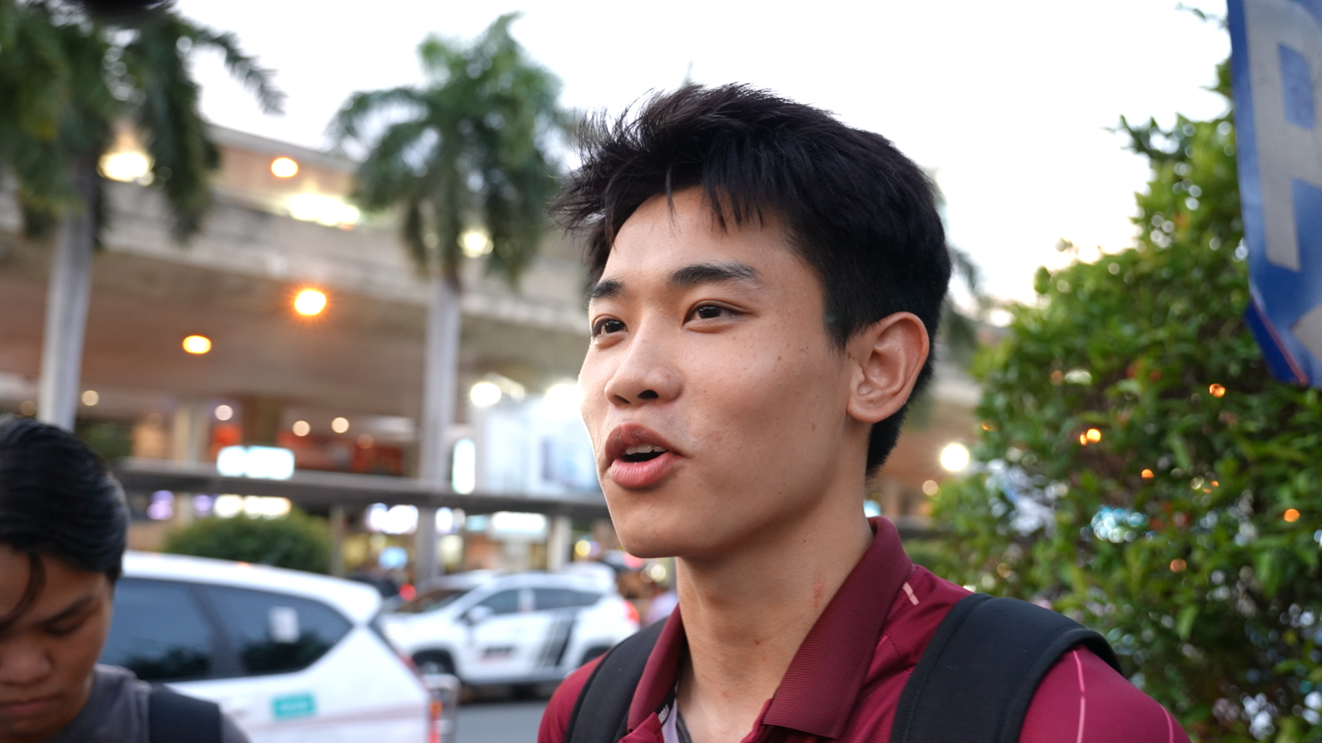 Dinh Bac ត្រឡប់មកផ្ទះវិញដោយស្នាមរបួសពេញក ប៉ុន្តែគ្រាន់តែនឹកដល់... អាជ្ញាកណ្តាលដែលផ្លុំកញ្ចែចុងក្រោយ - រូបថត ៥. Đình Bắc về nước với đầy vết xước trên cổ nhưng chỉ nhớ đến... trọng tài thổi chung kết- Ảnh 5.