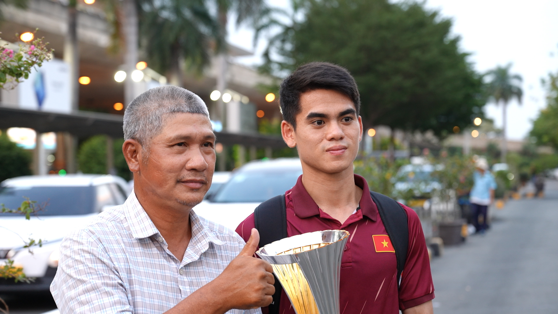 Quoc Viet mengundang Dinh Bac, Van Khang,... untuk menari TikTok mengikuti tren yang sangat lucu di bandara - Foto 5. Quốc Việt rủ Đình Bắc, Văn Khang,... nhảy TikTok theo trend cực hài hước ở sân bay - Ảnh 5.