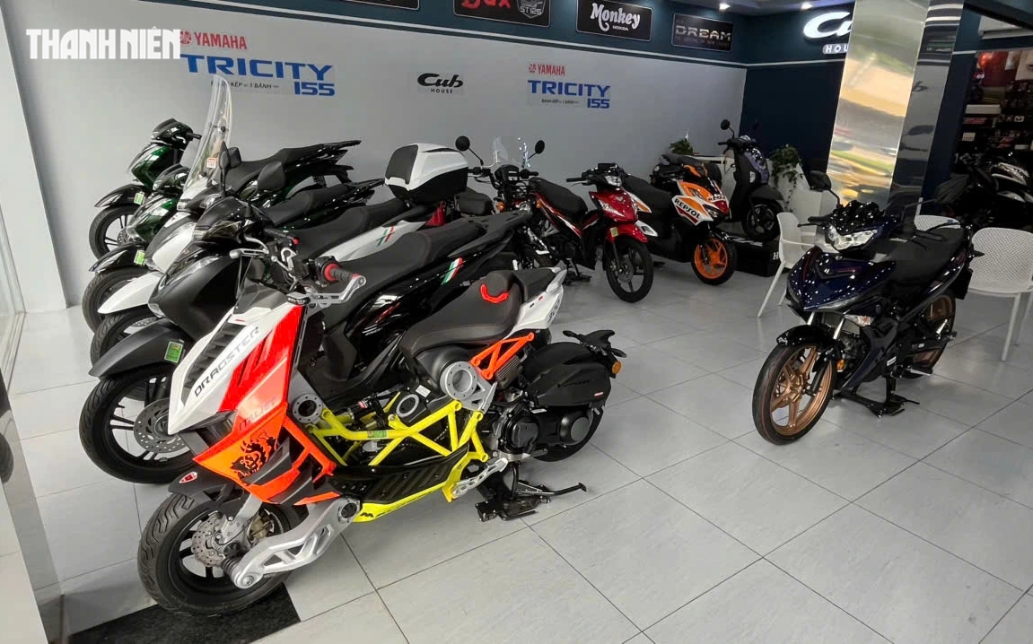 Xe máy xăng nhập khẩu ồ ạt giảm giá, khách mua được tặng kèm xe điện - Ảnh 1.