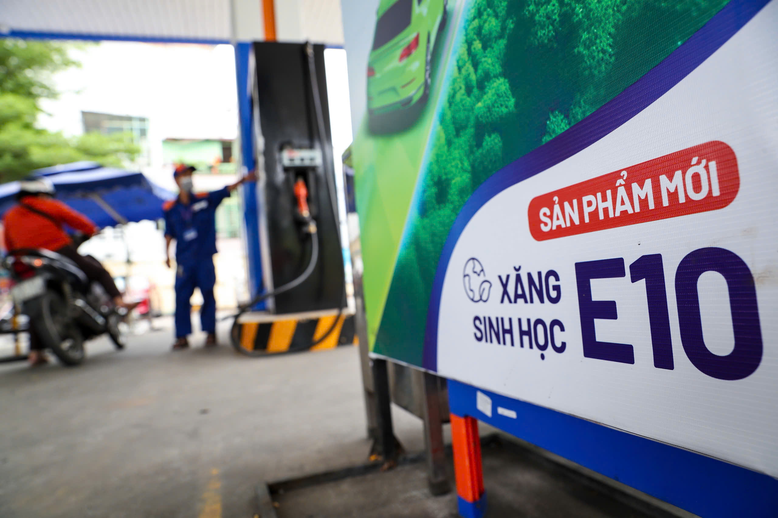 Trước giờ thí điểm, xăng E10 vừa được điều chỉnh tăng giá bán- Ảnh 1. Trước giờ thí điểm, xăng E10 vừa được điều chỉnh tăng giá bán- Ảnh 1.