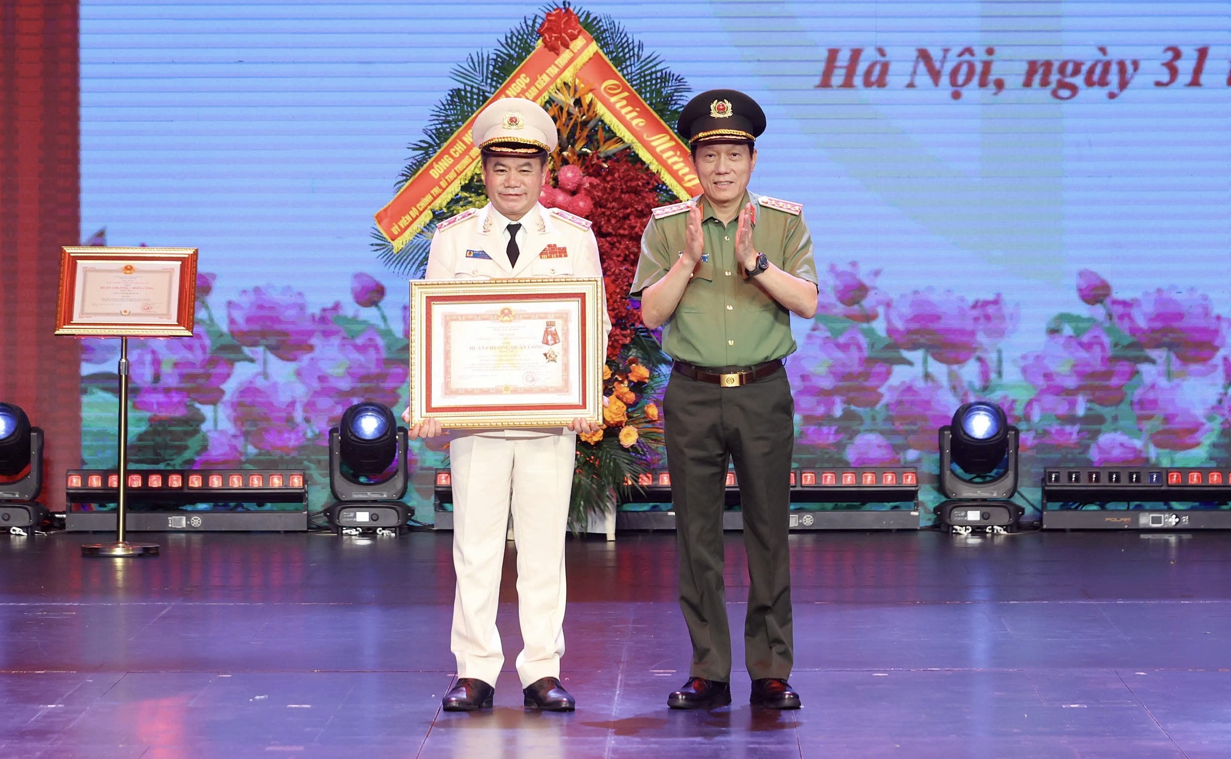 Giám đốc Công an Hà Nội nhận Huân chương Quân công hạng nhì - Ảnh 1.