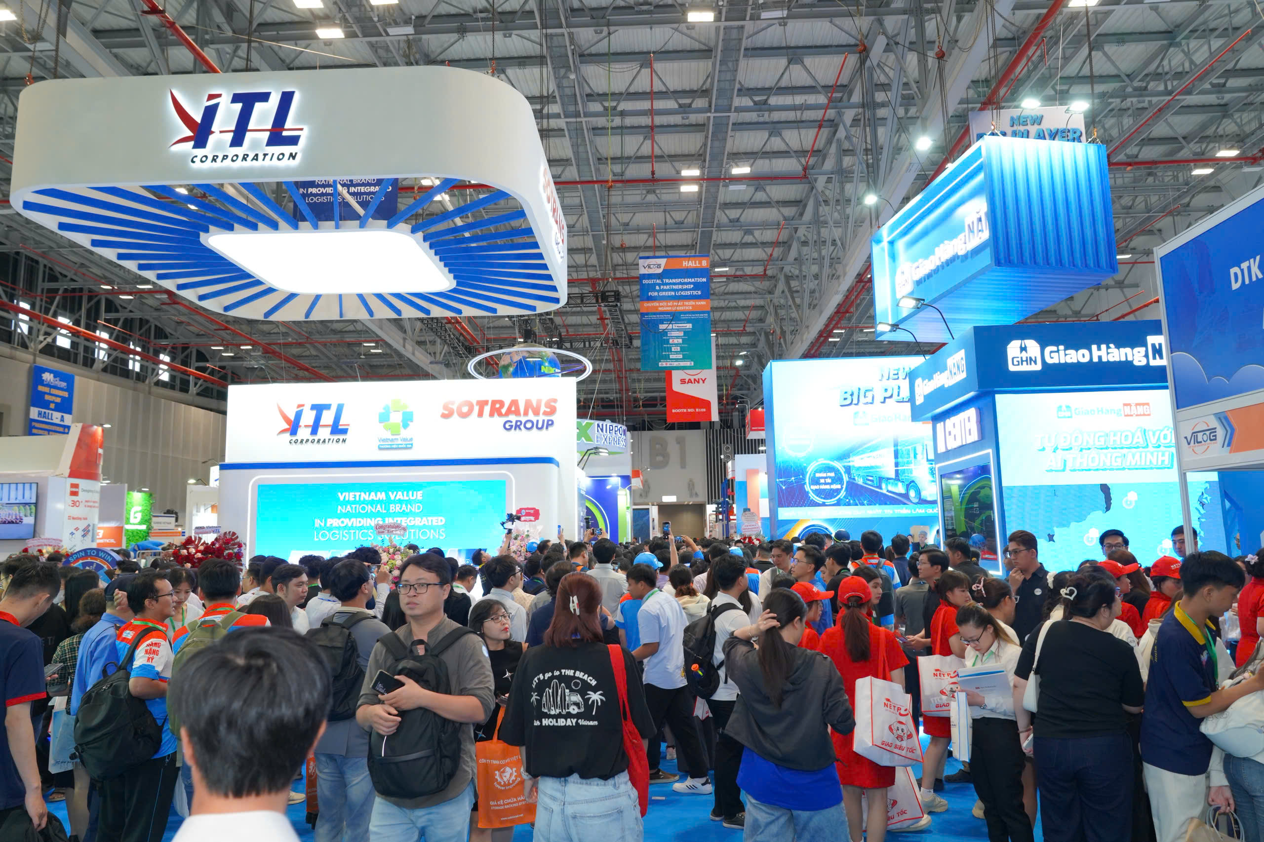 Đông nghẹt người dự triển lãm về logistics ở TP.HCM - Ảnh 1. Đông nghẹt người dự triển lãm về logistics ở TP.HCM - Ảnh 1.