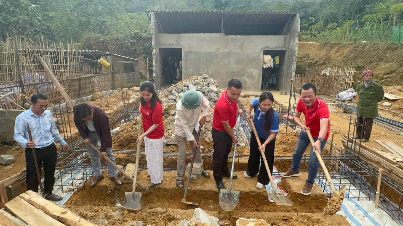 प्यार भरी बाहें, वंचितों को सहारा देना - फोटो 4. Vòng tay yêu thương, tương trợ những mảnh đời khó khăn- Ảnh 4.