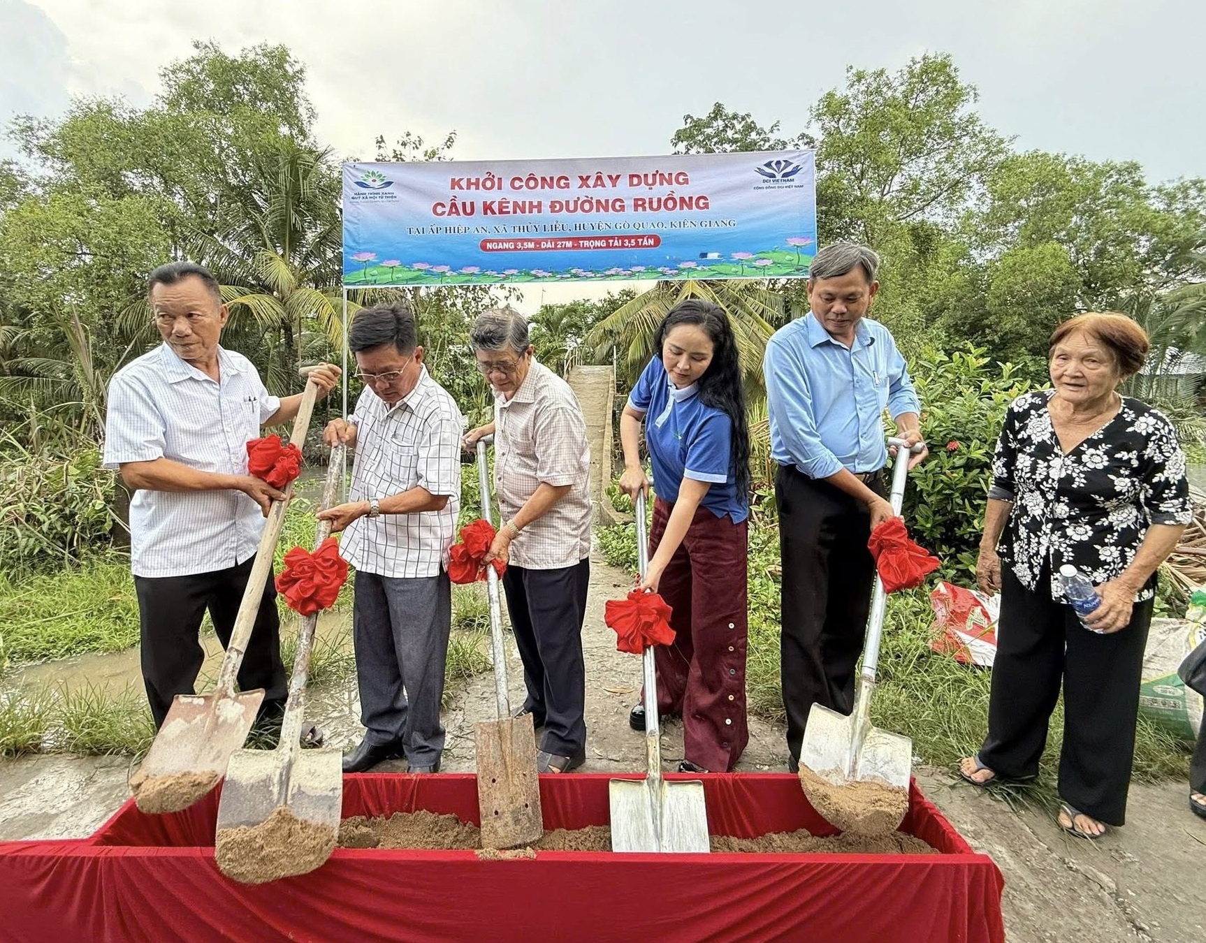 प्यार भरी बाहें, वंचितों को सहारा देना - फोटो 1. Vòng tay yêu thương, tương trợ những mảnh đời khó khăn- Ảnh 1.