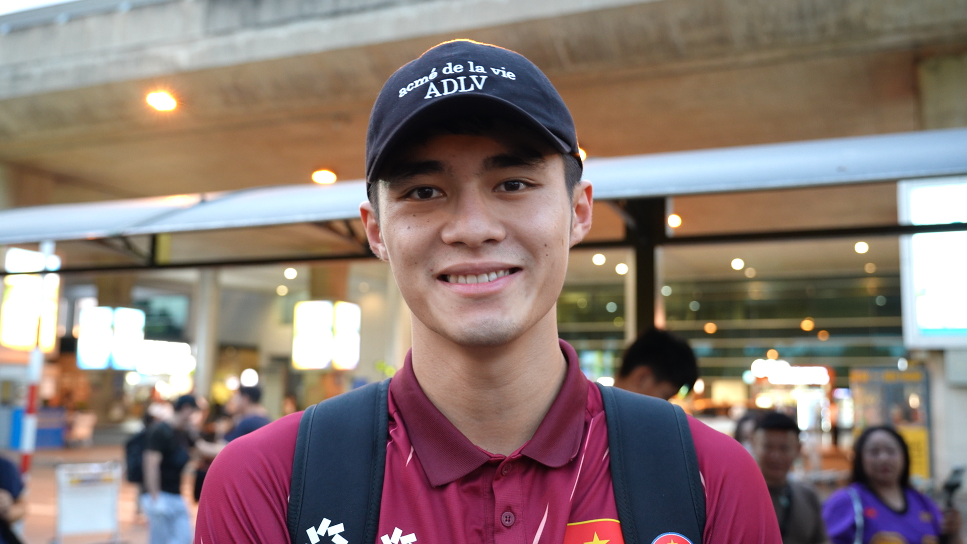 Quoc Viet mengundang Dinh Bac, Van Khang,... untuk menari TikTok mengikuti tren yang sangat lucu di bandara - Foto 6. Quốc Việt rủ Đình Bắc, Văn Khang,... nhảy TikTok theo trend cực hài hước ở sân bay - Ảnh 6.