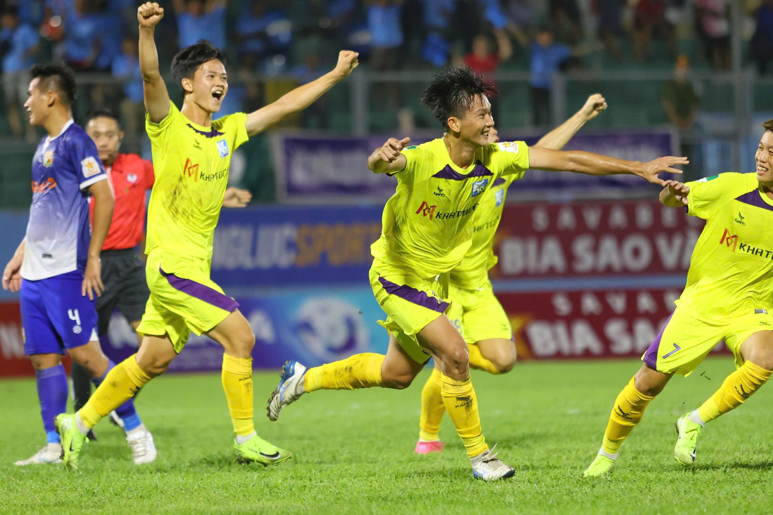 Khanh Hoa Football encontra patrocinador para gastar 20 bilhões de VND, não quer causar má opinião pública e abandonar o torneio - Foto 1. Bóng đá Khánh Hòa tìm nhà tài trợ chi 20 tỉ đồng, không muốn gây dư luận xấu bỏ giải- Ảnh 1.