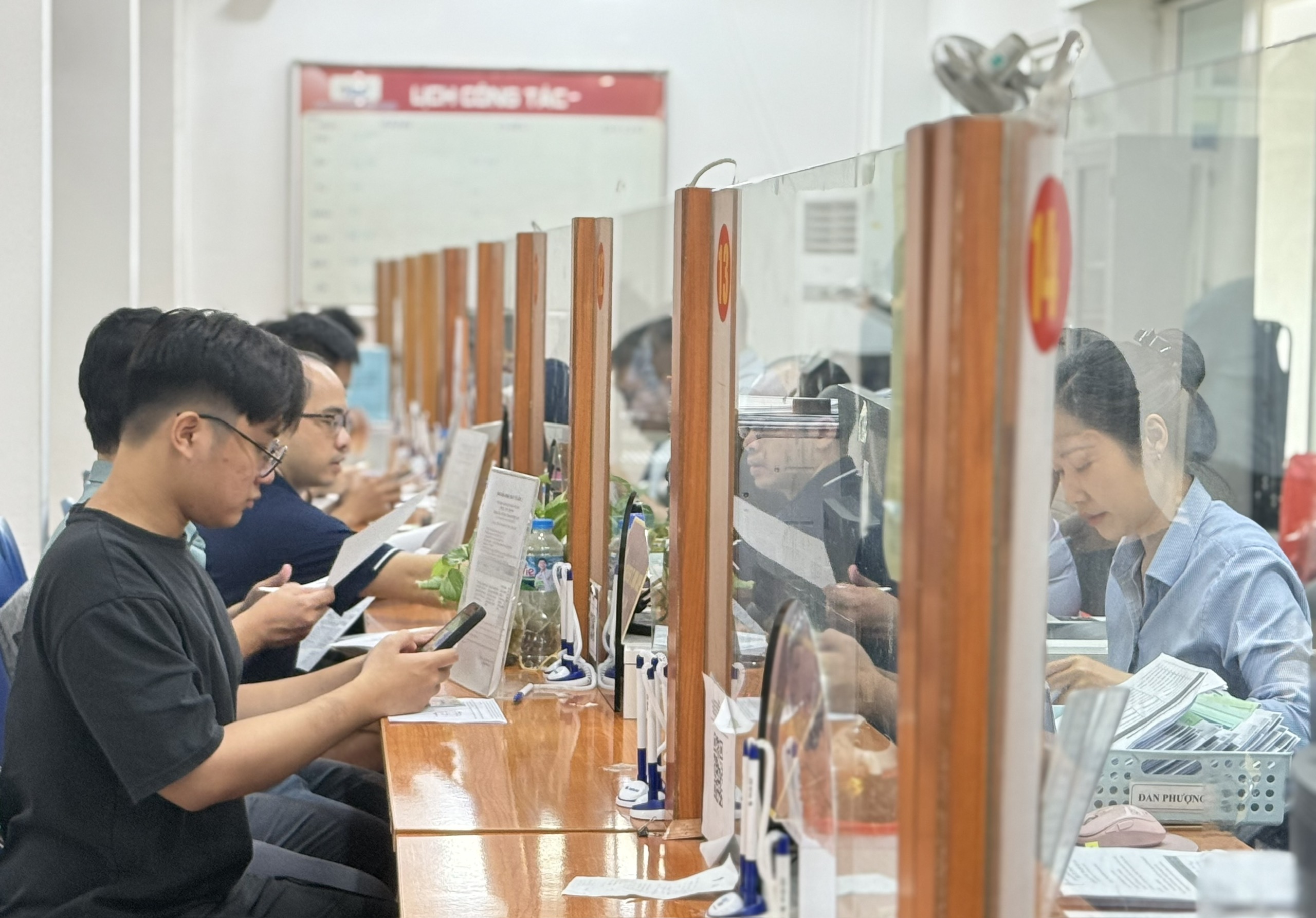 Người lao động đối diện làn sóng thất nghiệp- Ảnh 1. Người lao động đối diện làn sóng thất nghiệp- Ảnh 1.