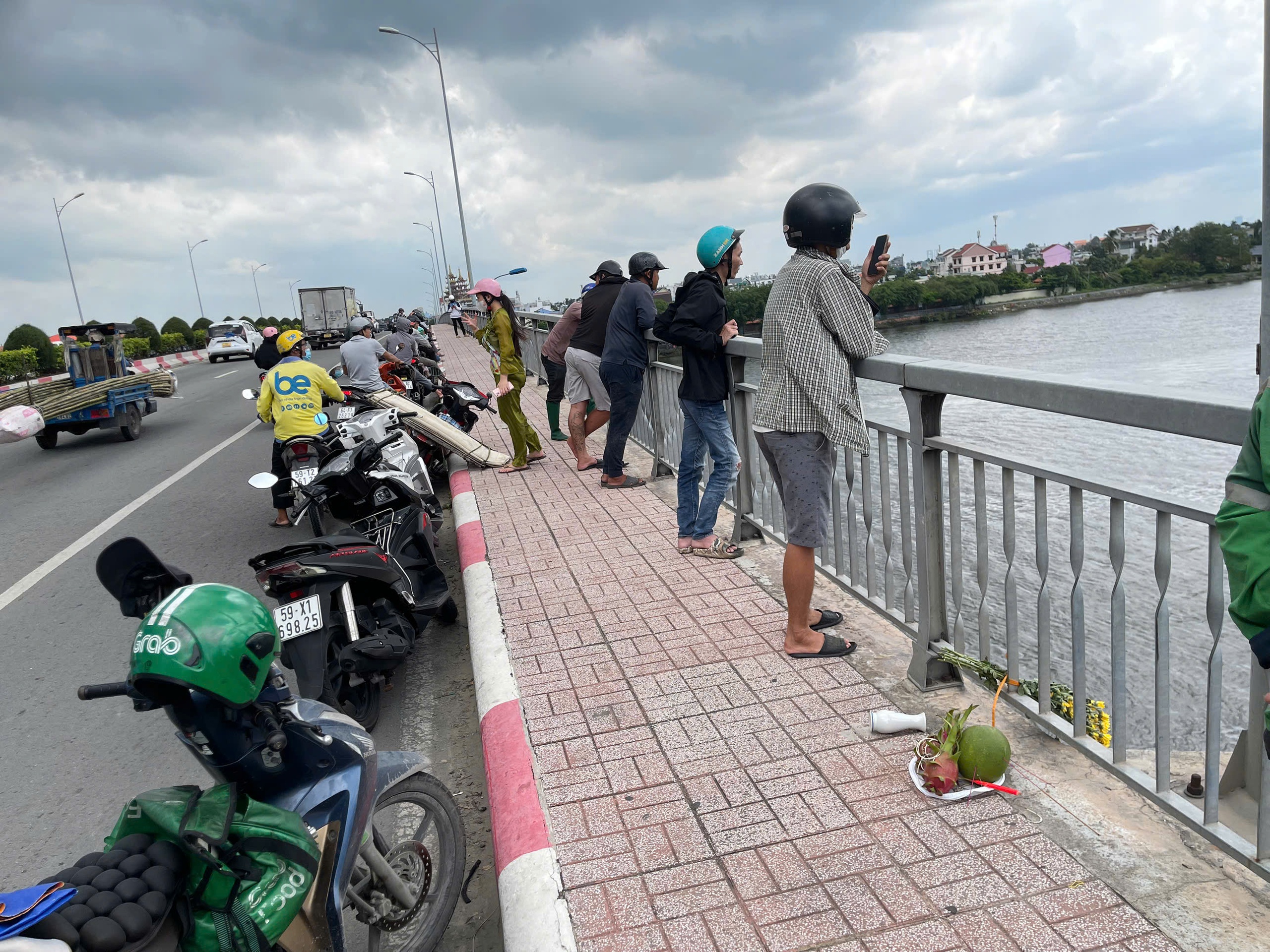 Tìm cô gái nhảy cầu, phát hiện 2 thi thể nam giới dưới sông Sài Gòn- Ảnh 2. Tìm cô gái nhảy cầu, phát hiện 2 thi thể nam giới dưới sông Sài Gòn- Ảnh 2.
