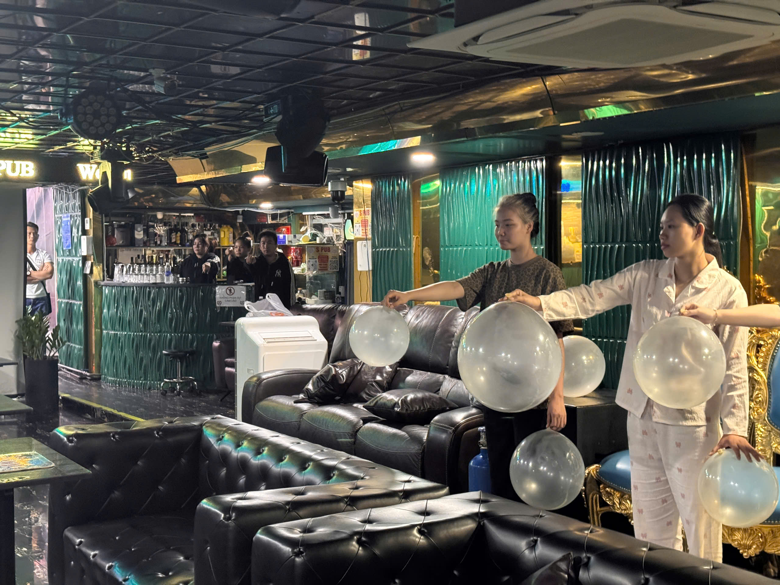 Quán bar Bùi Viện buôn bán khí cười trái phép thu lợi bất chính trăm tỷ đồng- Ảnh 4. Quán bar Bùi Viện buôn bán khí cười trái phép thu lợi bất chính trăm tỷ đồng- Ảnh 4.