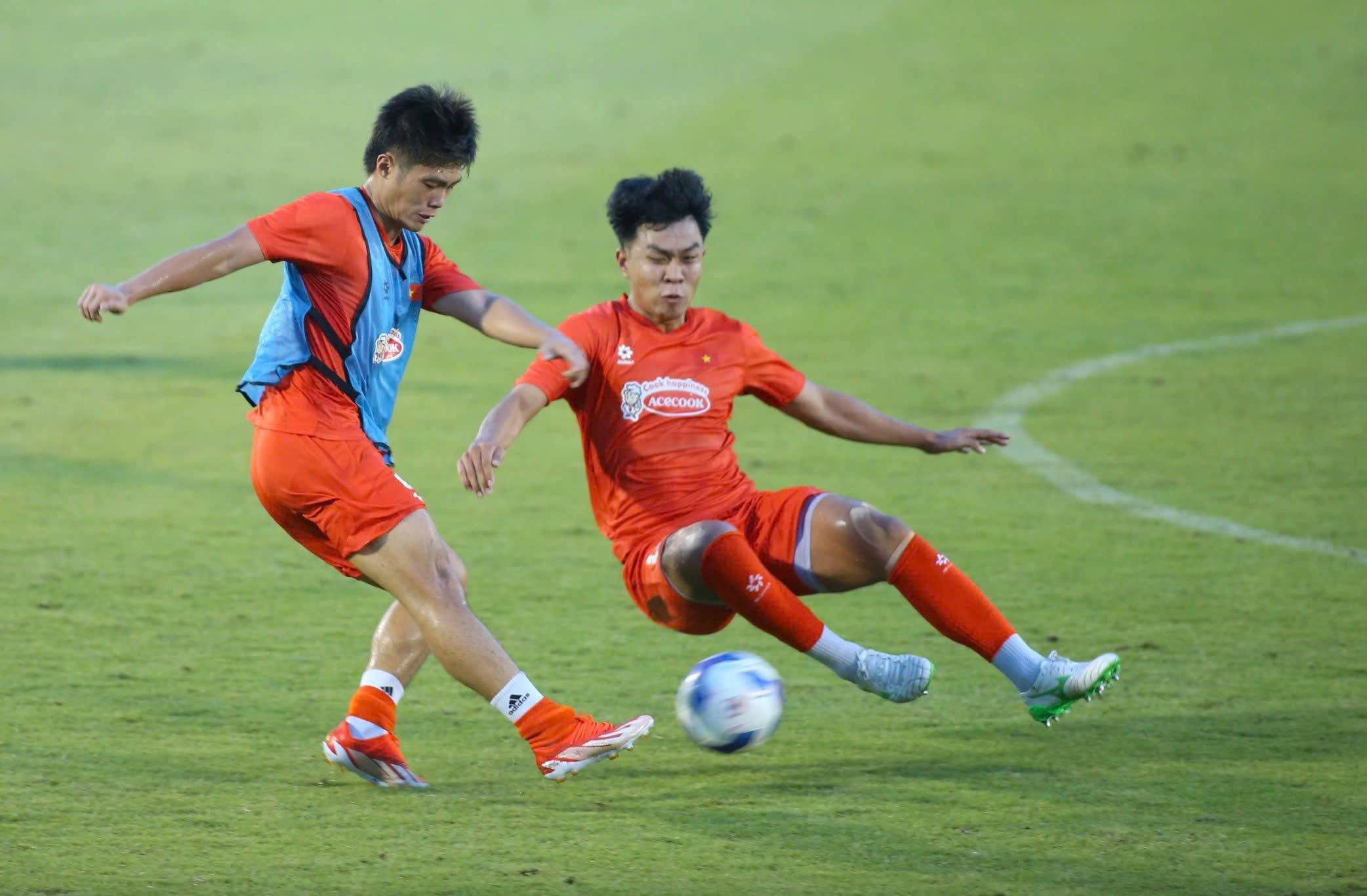 Vietnams U.23-lag: Kim Sang-siks filosofi  Đội U.23 Việt Nam: Triết lý 'dũng mãnh như hổ' của ông Kim Sang-sik- Ảnh 1.