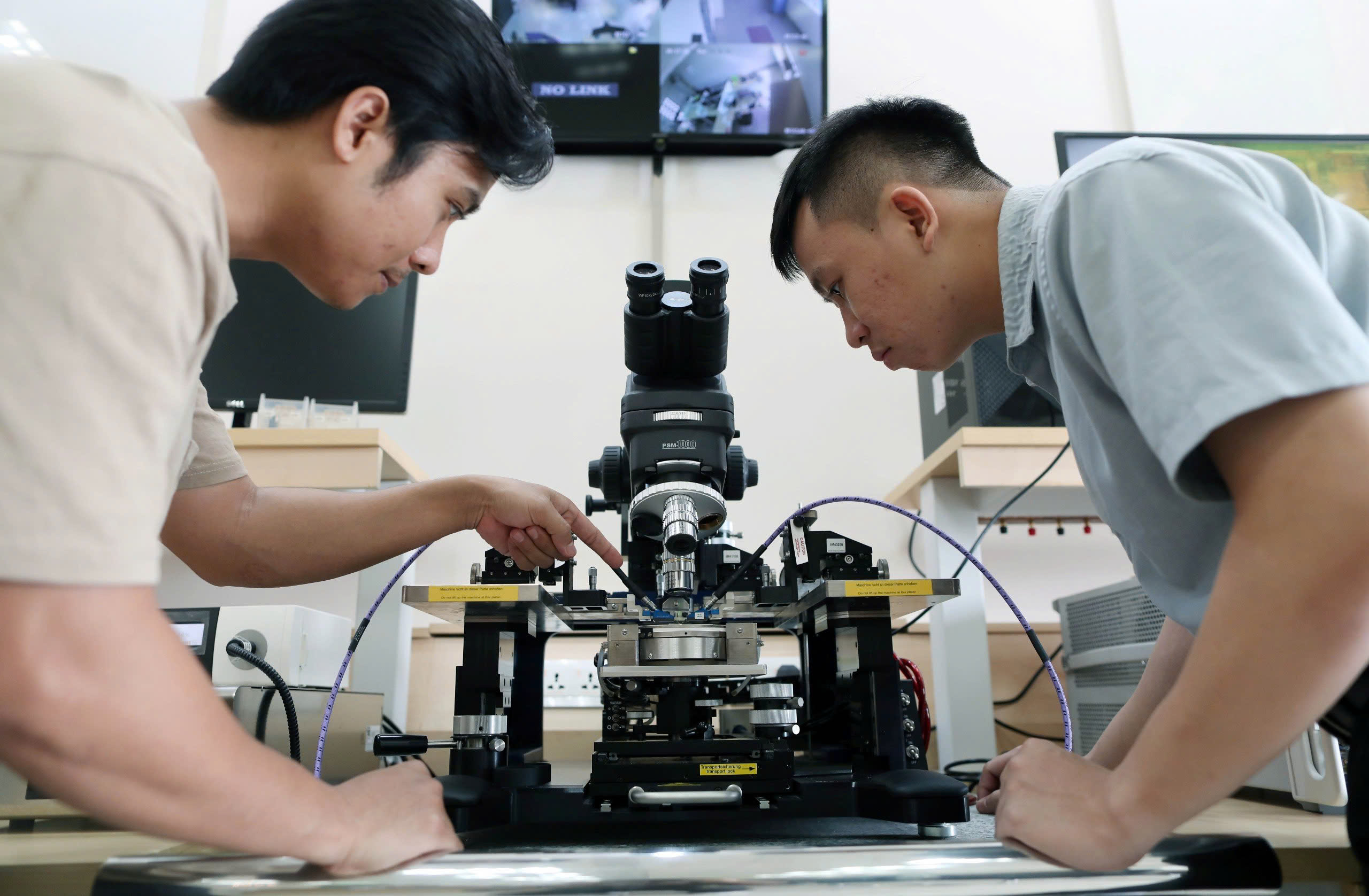 Bệ phóng cho công nghệ bứt phá- Ảnh 1. Bệ phóng cho công nghệ bứt phá- Ảnh 1.