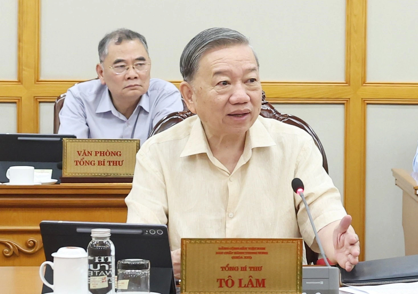 Bộ Chính trị: Đảm bảo cán bộ nghỉ đúng người, giữ được người có năng lực Bộ Chính trị: Đảm bảo cán bộ nghỉ đúng người, giữ được người có năng lực