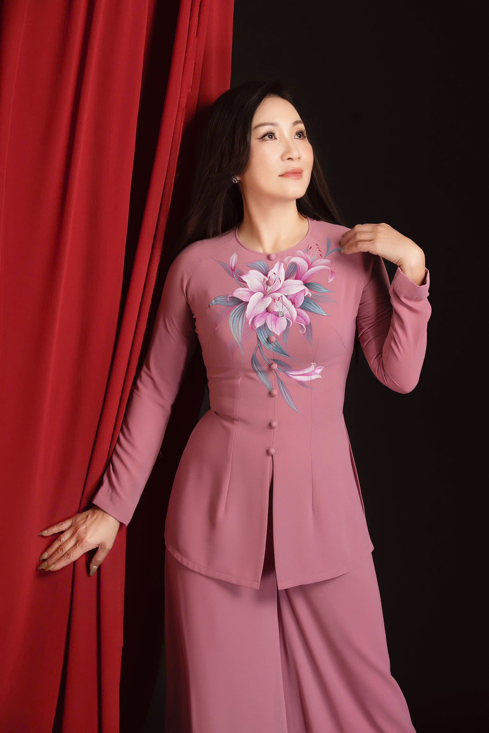 Nhan sắc của nghệ sĩ Hồng Đào ở tuổi ngoài 60 - Ảnh 1.