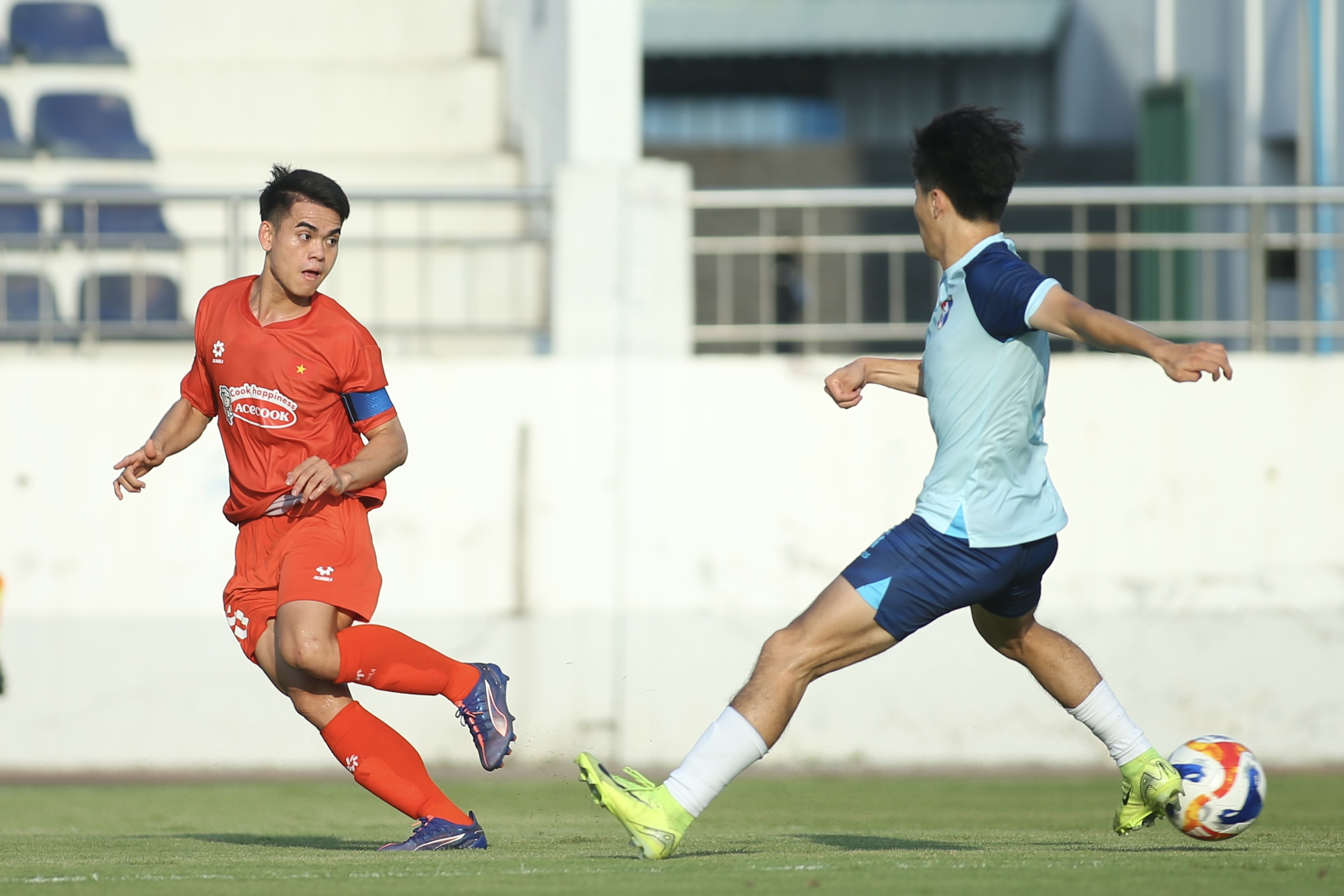 HLV Kim Sang-sik 'săn' thủ lĩnh cho U.23 Việt Nam: Ứng viên bất ngờ Viktor Lê- Ảnh 3.