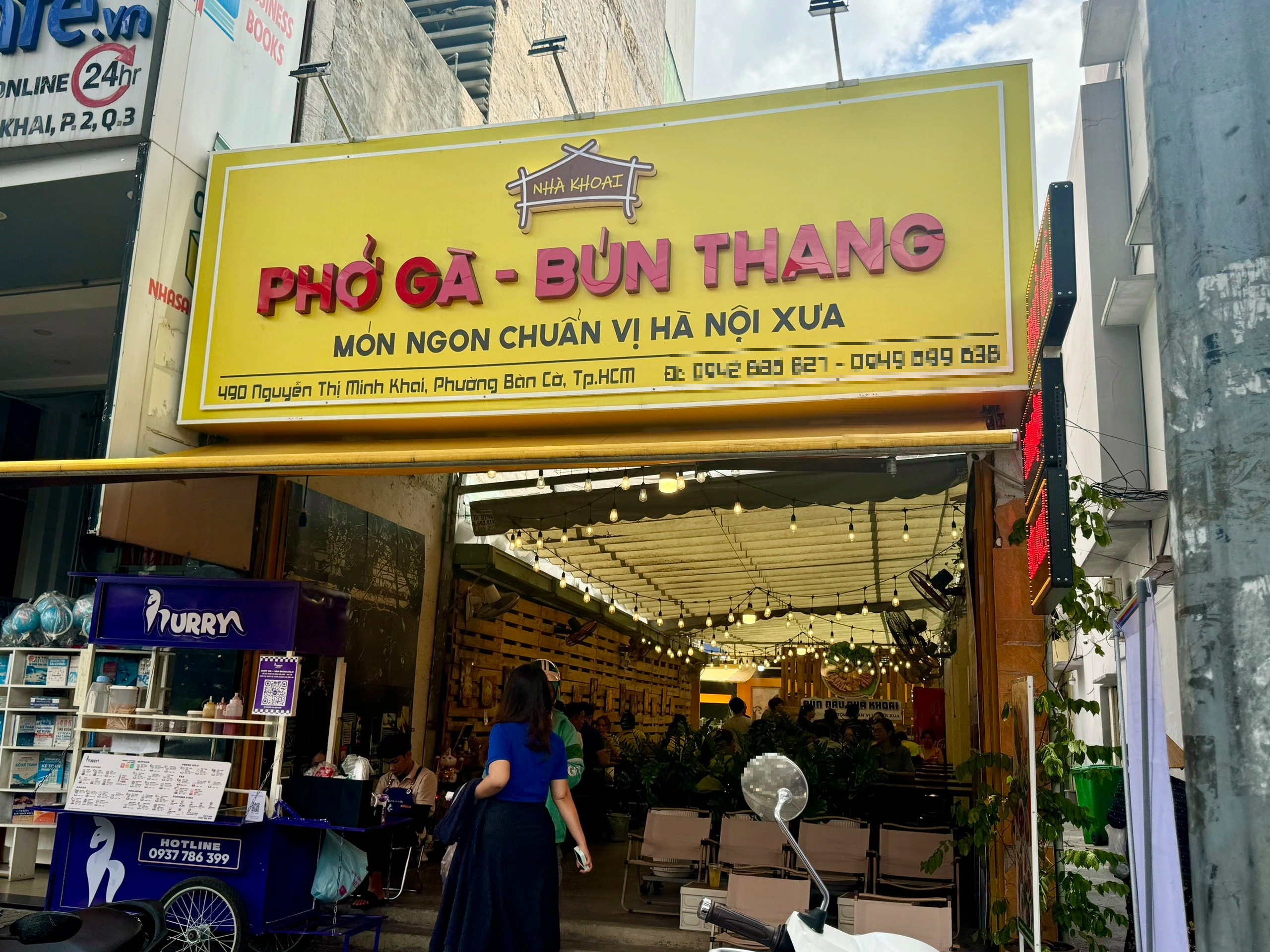 Các hàng quán bắt đầu gắn biển hiệu cập nhật tên phường mới ở TP.HCM Các hàng quán bắt đầu gắn biển hiệu cập nhật tên phường mới ở TP.HCM