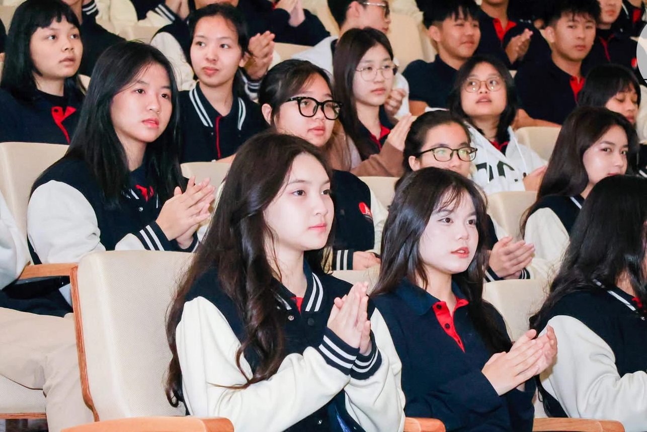 Escola particular de sucesso anuncia notas de admissão para o 10º ano - Foto 1. Trường tư thục 'hot' công bố điểm chuẩn vào lớp 10- Ảnh 1.