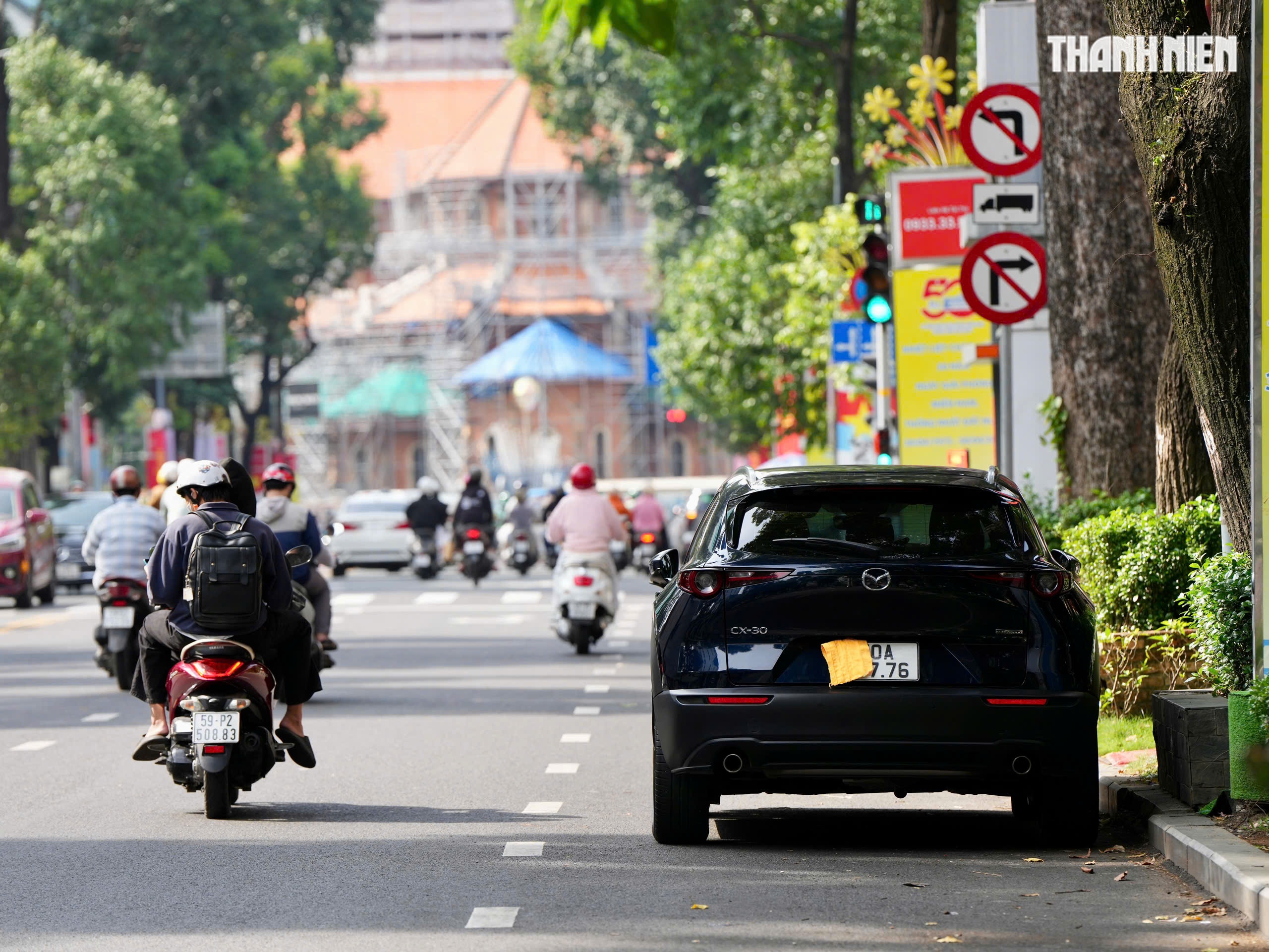 Dừng đỗ xe ở trung tâm TP.HCM: Tài xế, hàng quán đủ chiêu né CSGT - Ảnh 2.