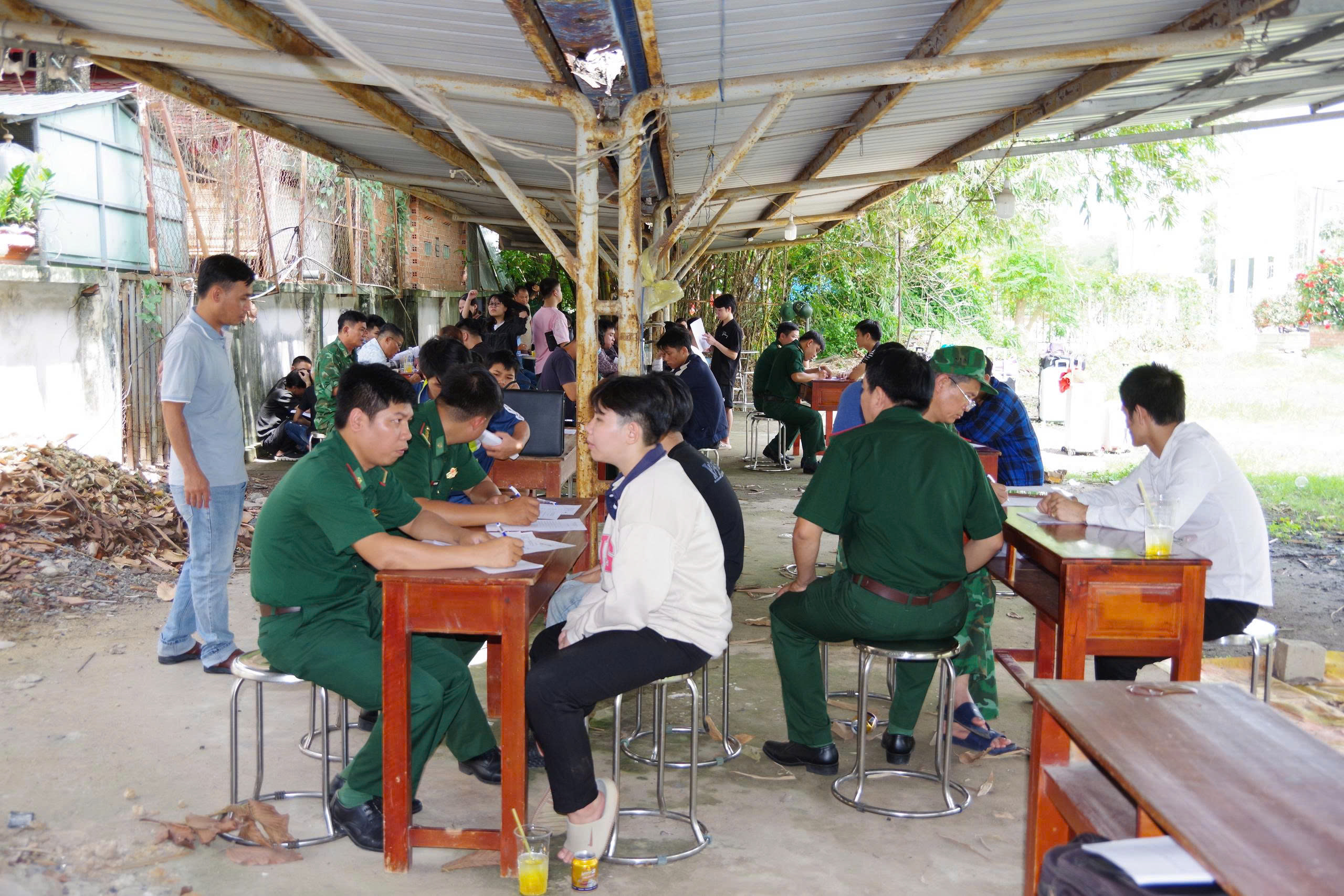 Tiếp nhận hàng chục người từng hoạt động lừa đảo ở Campuchia về nước- Ảnh 1. Tiếp nhận hàng chục người từng hoạt động lừa đảo ở Campuchia về nước- Ảnh 1.