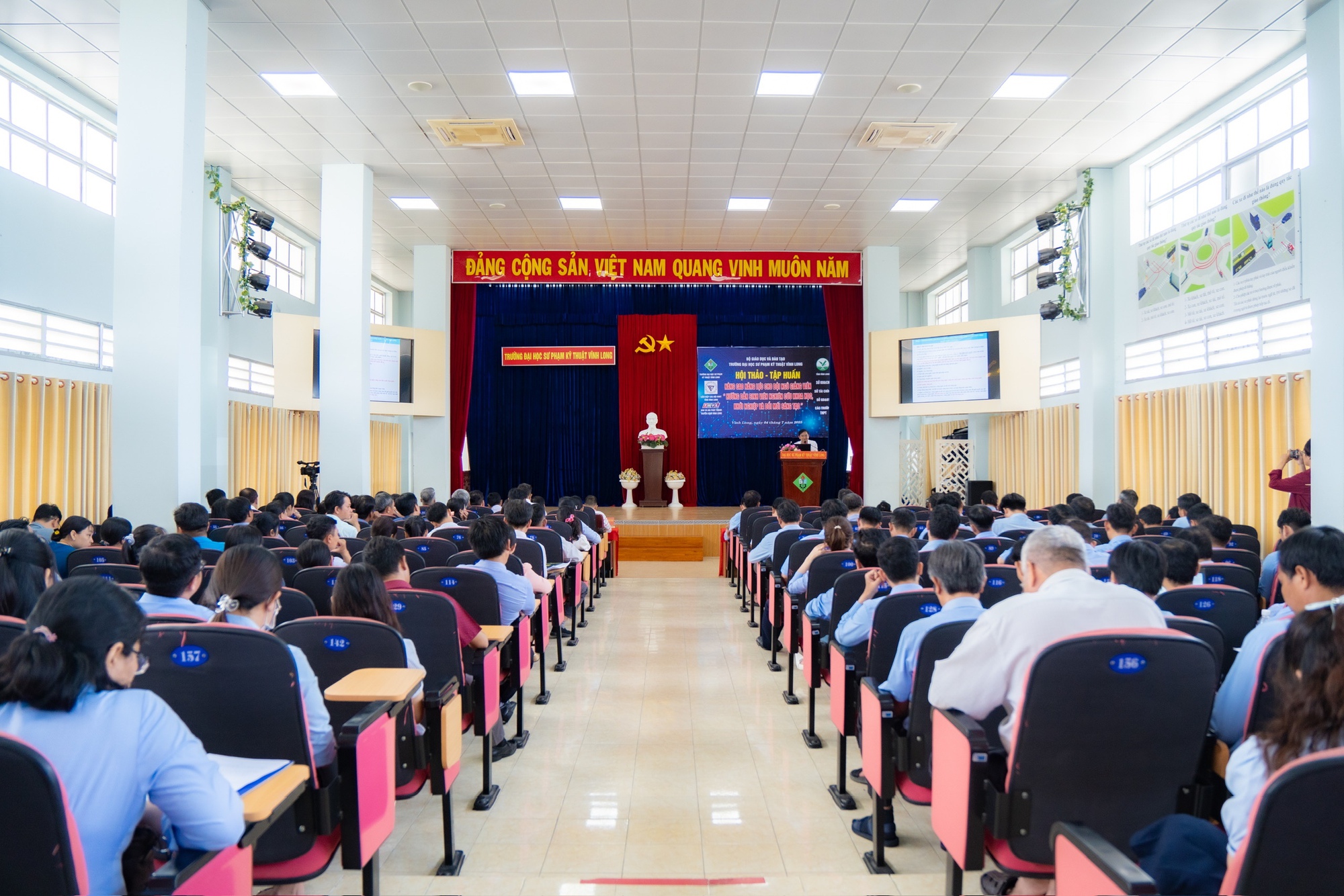 ការលើកកម្ពស់សមត្ថភាពសាស្ត្រាចារ្យសាកលវិទ្យាល័យក្នុងការស្រាវជ្រាវវិទ្យាសាស្ត្រ - សហគ្រិនភាព - នវានុវត្តន៍ - រូបថត ១. Nâng cao năng lực giảng viên ĐH về nghiên cứu khoa học–khởi nghiệp–đổi mới sáng tạo- Ảnh 1.