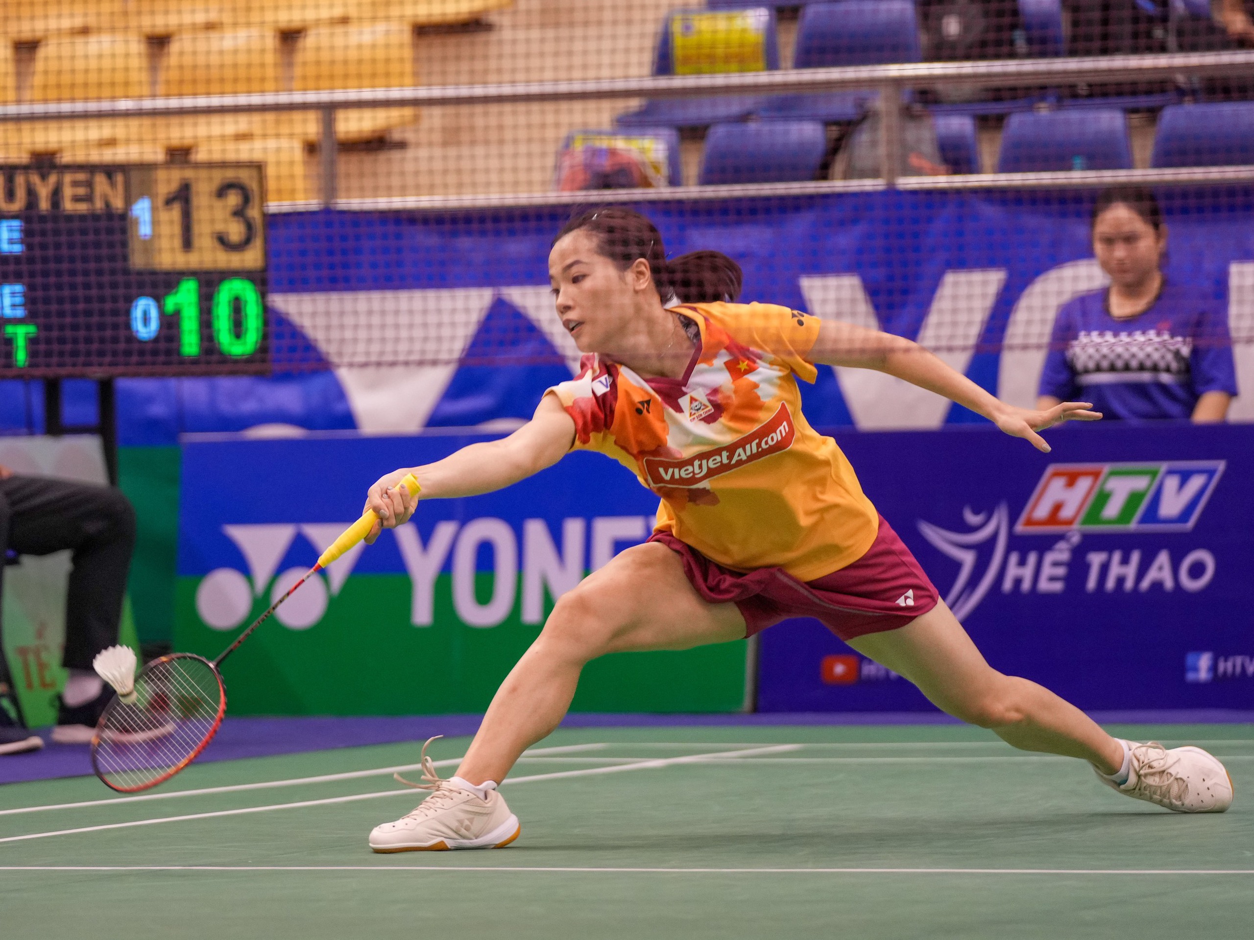Nguyen Thuy Linh memasuki separuh akhir kejohanan badminton dengan cemerlang dengan hadiah 6 bilion VND - Foto 1. Nguyễn Thùy Linh ngoạn mục vào bán kết giải cầu lông có tiền thưởng 6 tỉ đồng- Ảnh 1.