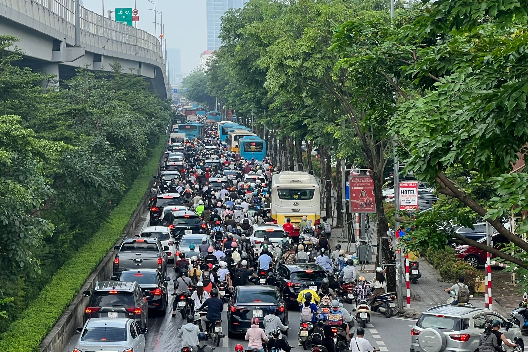 Nhiều xe máy đi sai làn sau khi dựng rào sắt trên đường Phạm Văn Đồng- Ảnh 10. Nhiều xe máy đi sai làn sau khi dựng rào sắt trên đường Phạm Văn Đồng- Ảnh 10.
