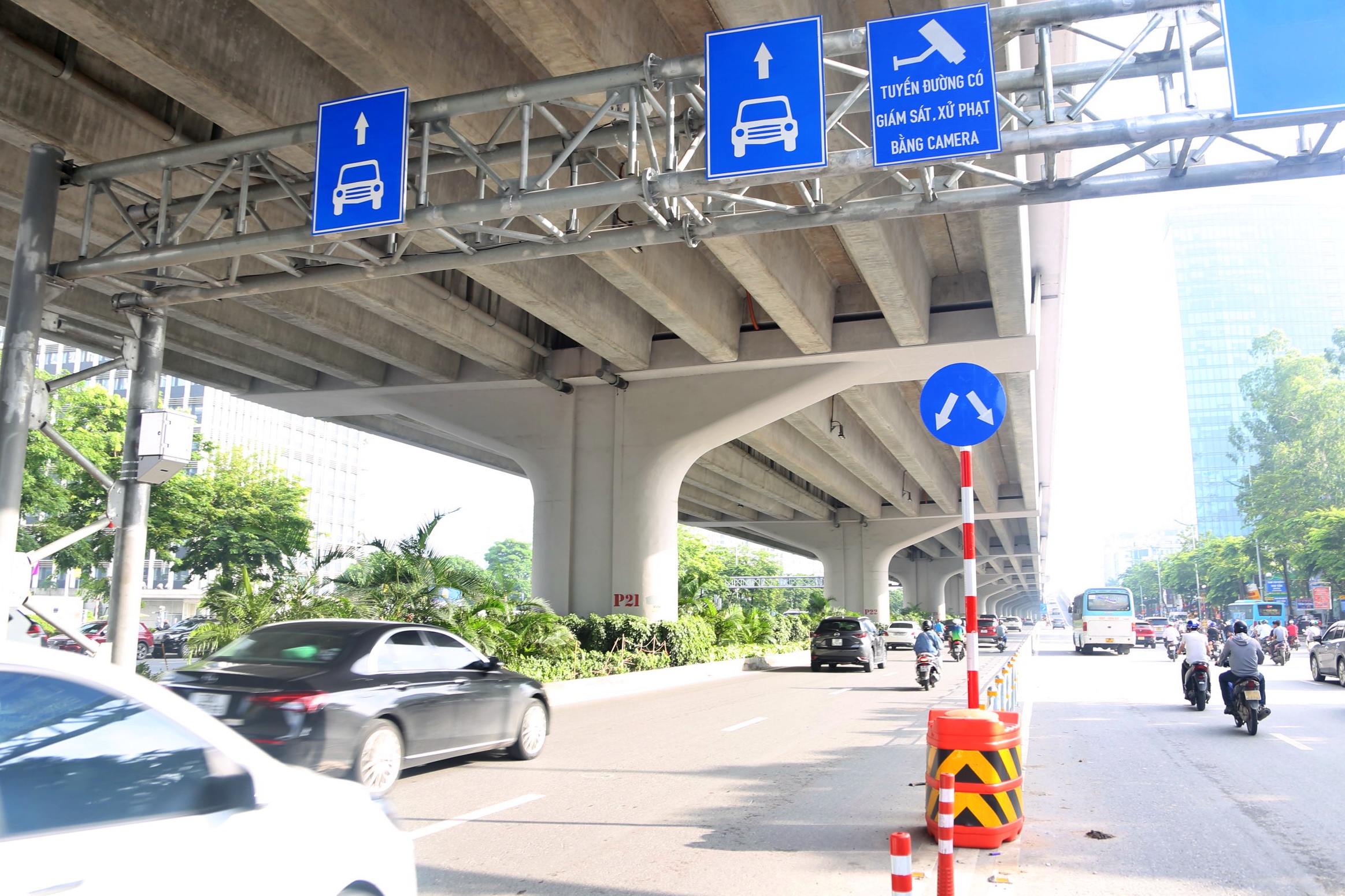 Nhiều xe máy đi sai làn sau khi dựng rào sắt trên đường Phạm Văn Đồng- Ảnh 1. Nhiều xe máy đi sai làn sau khi dựng rào sắt trên đường Phạm Văn Đồng- Ảnh 1.