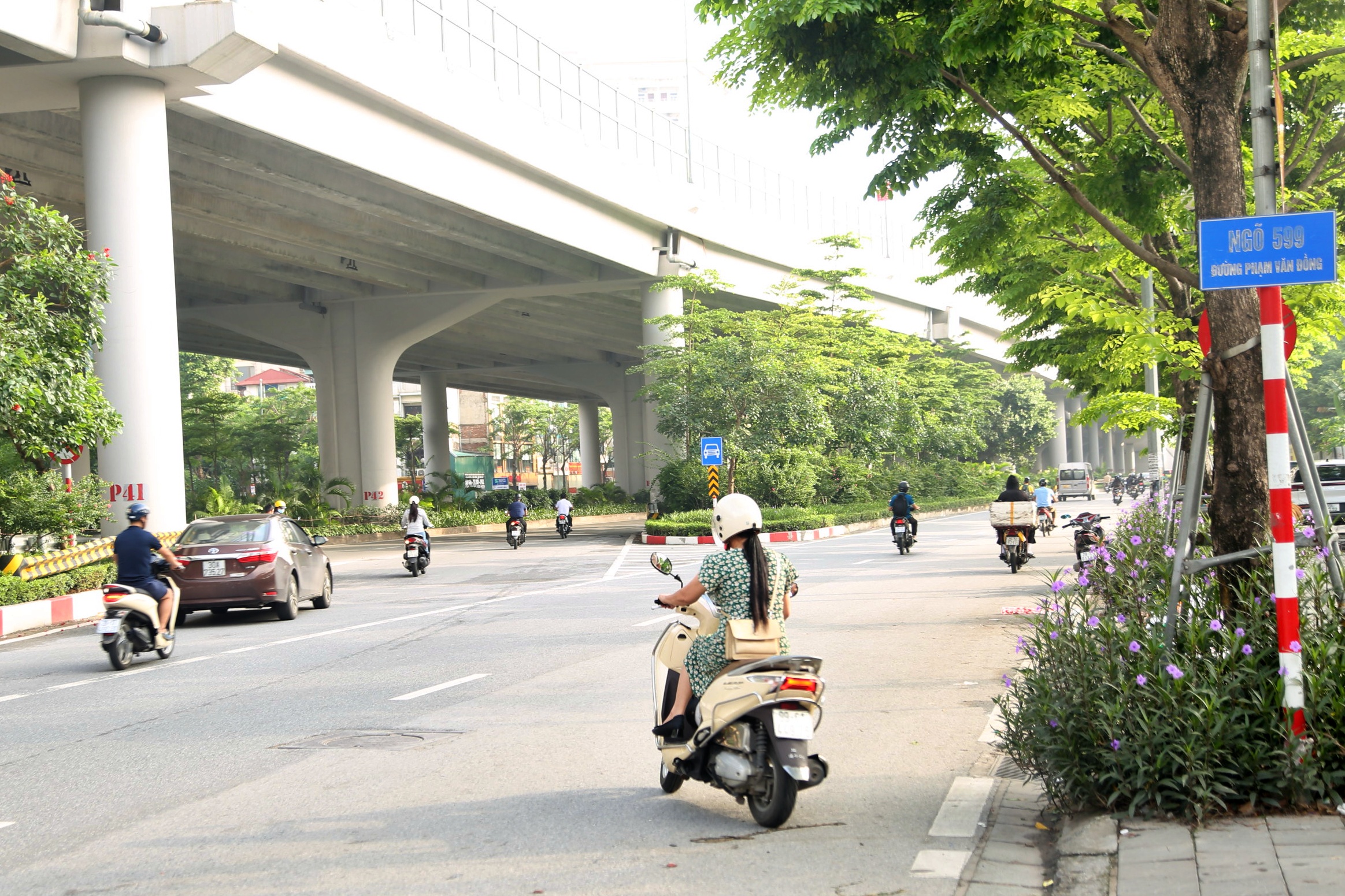 Nhiều xe máy đi sai làn sau khi dựng rào sắt trên đường Phạm Văn Đồng- Ảnh 8. Nhiều xe máy đi sai làn sau khi dựng rào sắt trên đường Phạm Văn Đồng- Ảnh 8.