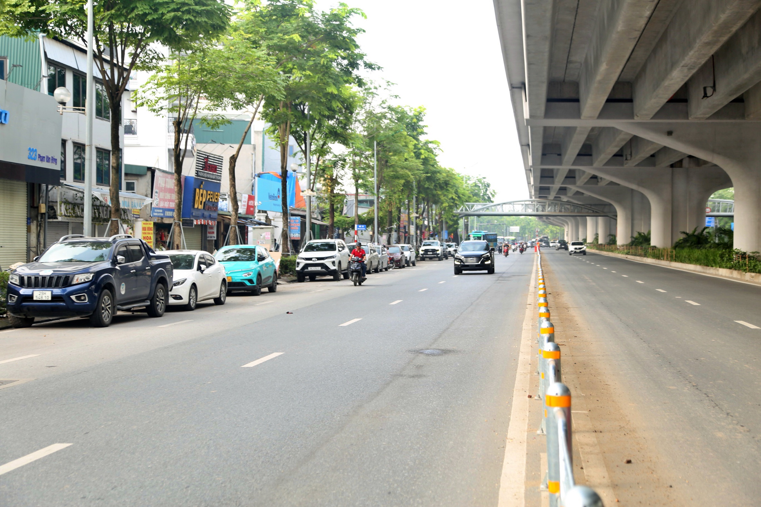 Nhiều xe máy đi sai làn sau khi dựng rào sắt trên đường Phạm Văn Đồng- Ảnh 9. Nhiều xe máy đi sai làn sau khi dựng rào sắt trên đường Phạm Văn Đồng- Ảnh 9.