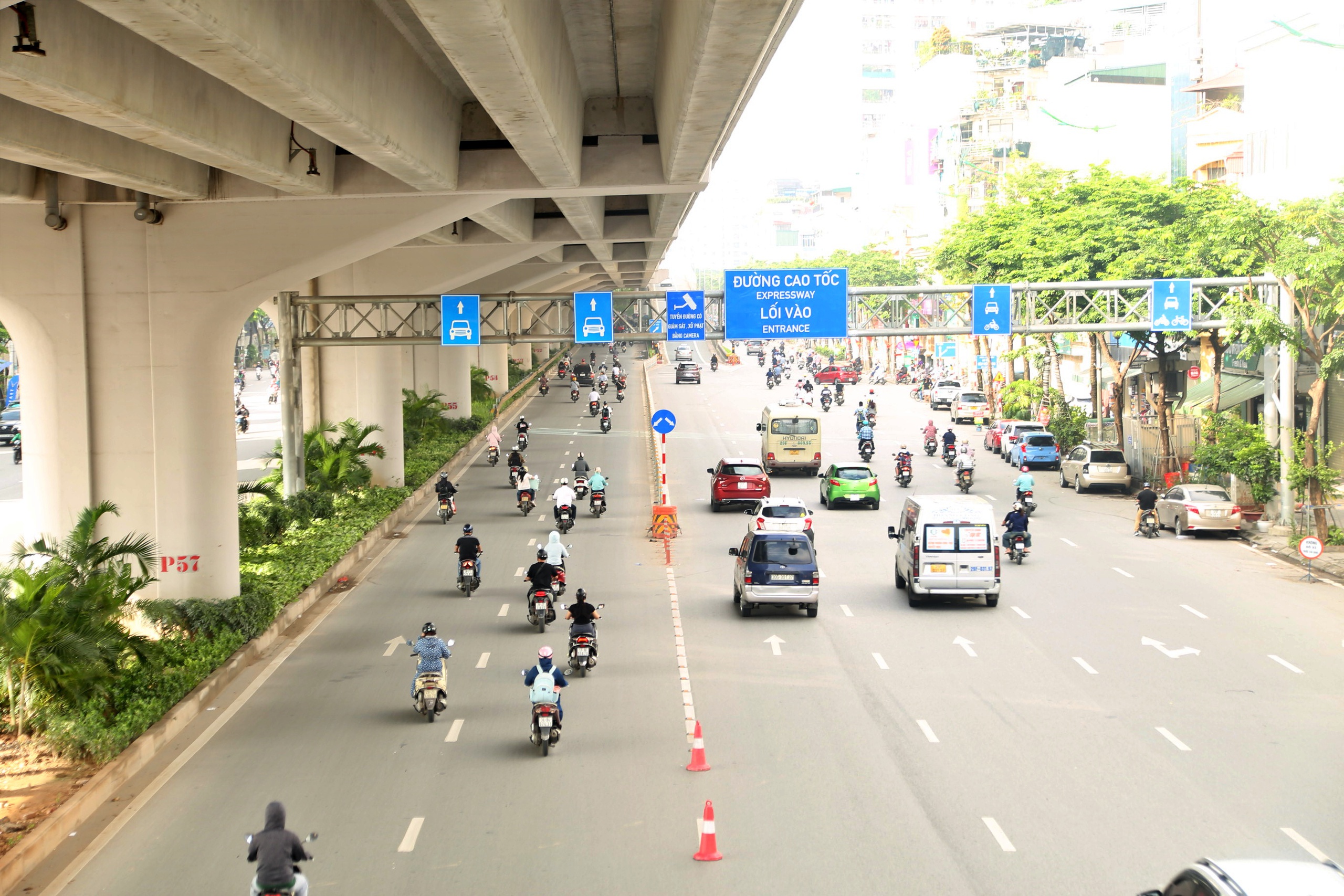 Nhiều xe máy đi sai làn sau khi dựng rào sắt trên đường Phạm Văn Đồng- Ảnh 12. Nhiều xe máy đi sai làn sau khi dựng rào sắt trên đường Phạm Văn Đồng- Ảnh 12.