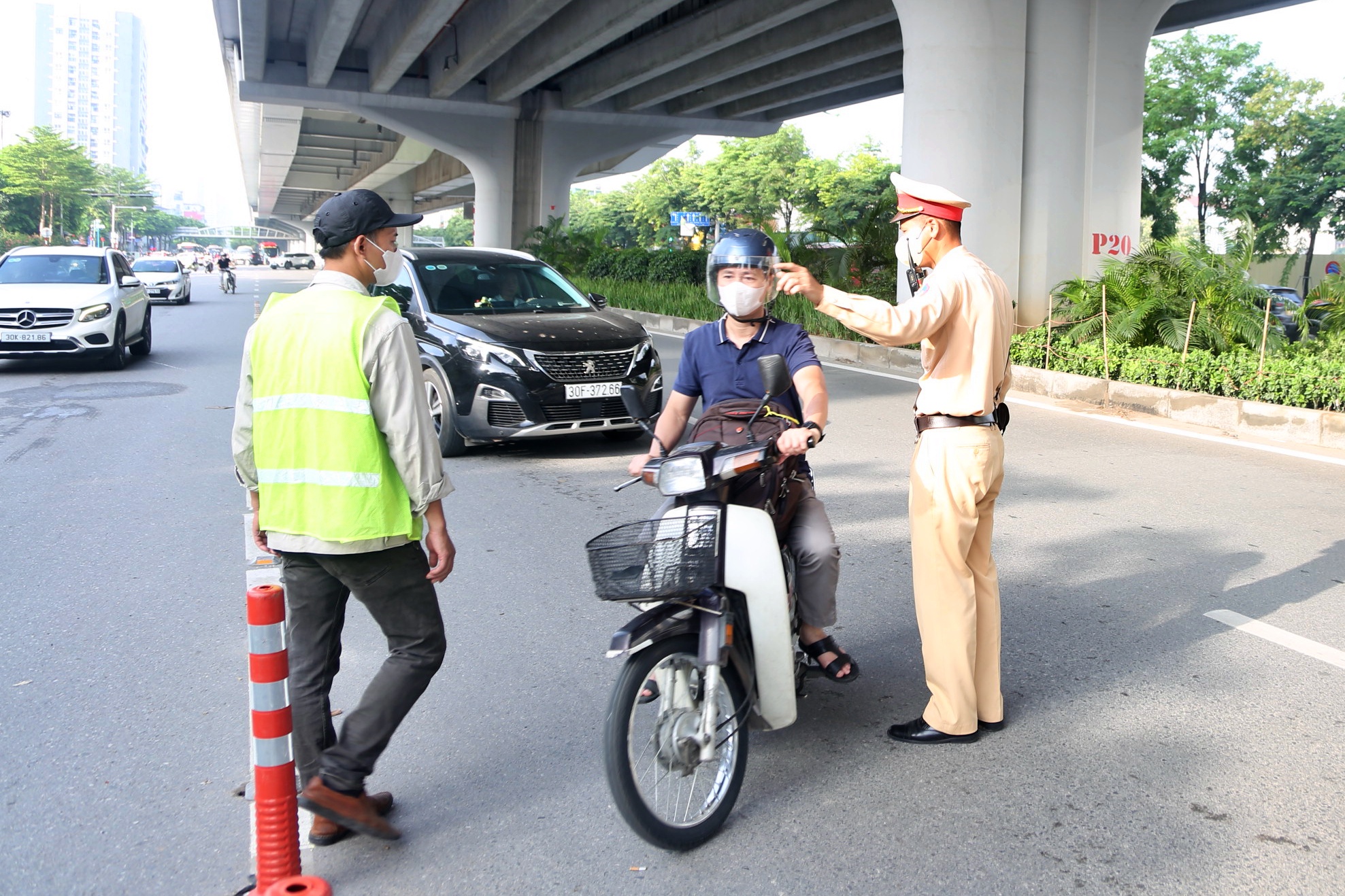 Nhiều xe máy đi sai làn sau khi dựng rào sắt trên đường Phạm Văn Đồng- Ảnh 4. Nhiều xe máy đi sai làn sau khi dựng rào sắt trên đường Phạm Văn Đồng- Ảnh 4.