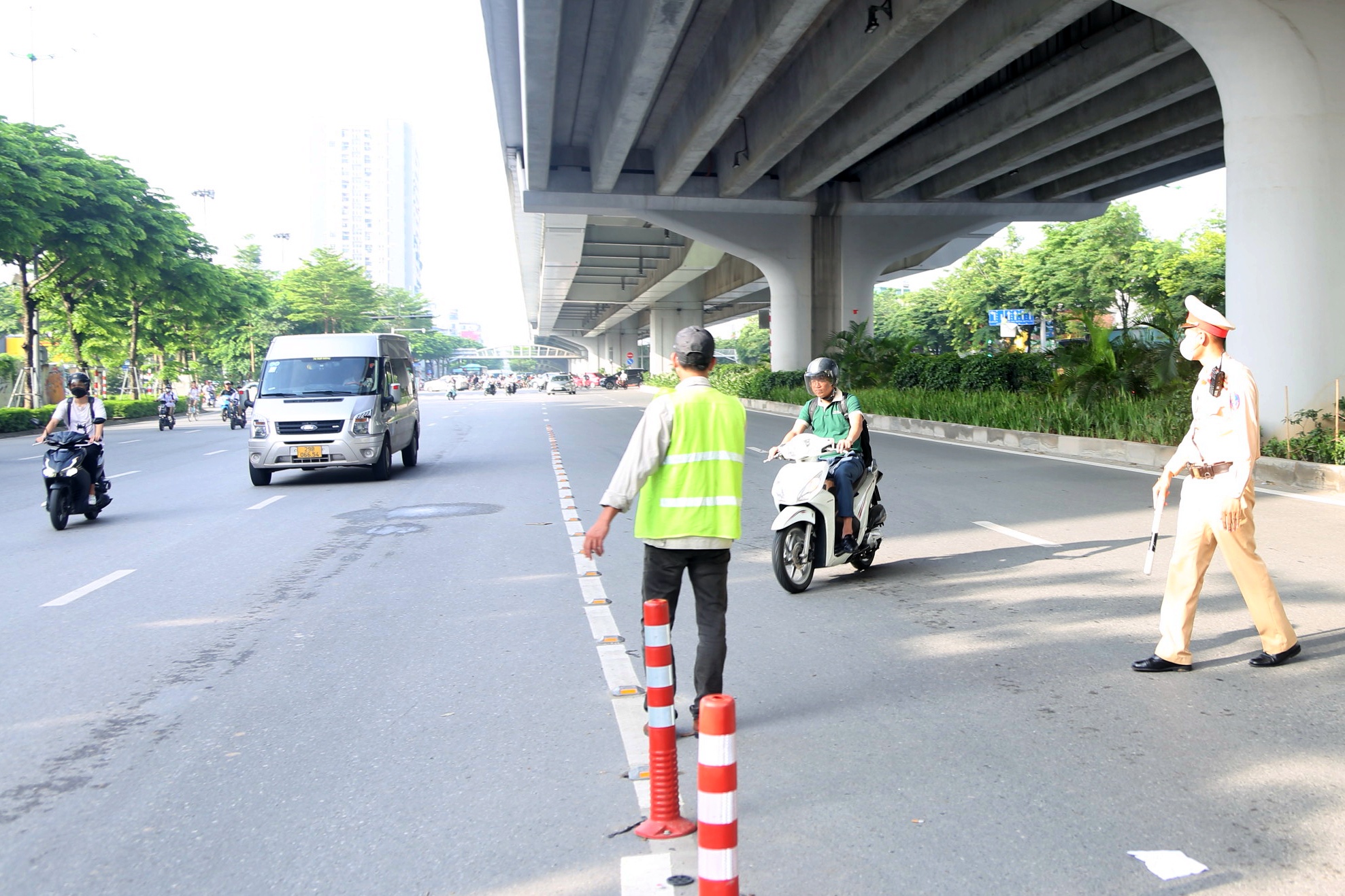 Nhiều xe máy đi sai làn sau khi dựng rào sắt trên đường Phạm Văn Đồng- Ảnh 5. Nhiều xe máy đi sai làn sau khi dựng rào sắt trên đường Phạm Văn Đồng- Ảnh 5.