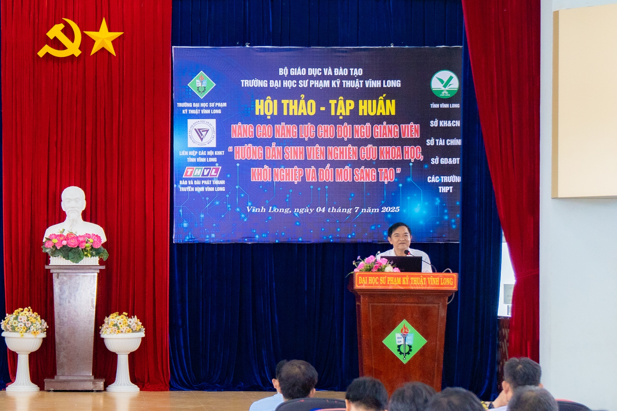 ការលើកកម្ពស់សមត្ថភាពសាស្ត្រាចារ្យសាកលវិទ្យាល័យក្នុងការស្រាវជ្រាវវិទ្យាសាស្ត្រ - សហគ្រិនភាព - នវានុវត្តន៍ - រូបថត ២. Nâng cao năng lực giảng viên ĐH về nghiên cứu khoa học–khởi nghiệp–đổi mới sáng tạo- Ảnh 2.