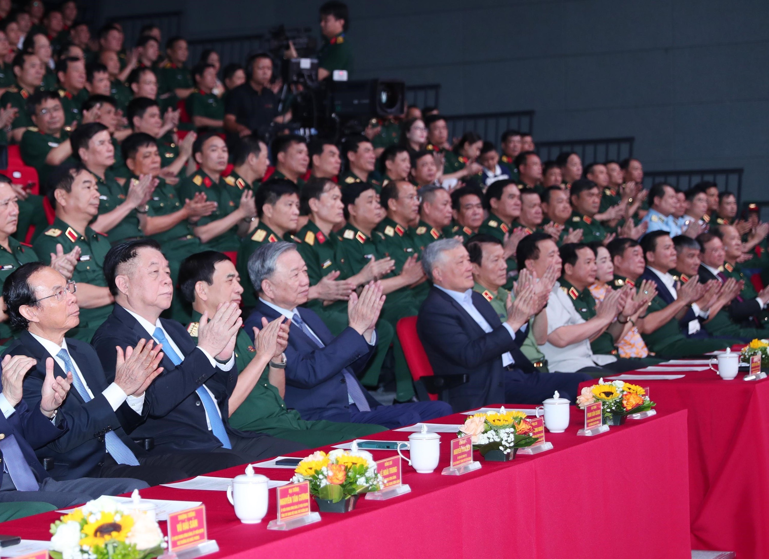 Tổng Bí thư Tô Lâm dự giao lưu nghệ thuật 'Khắc ghi lời Bác-vang nhịp quân hành' - Ảnh 1.
