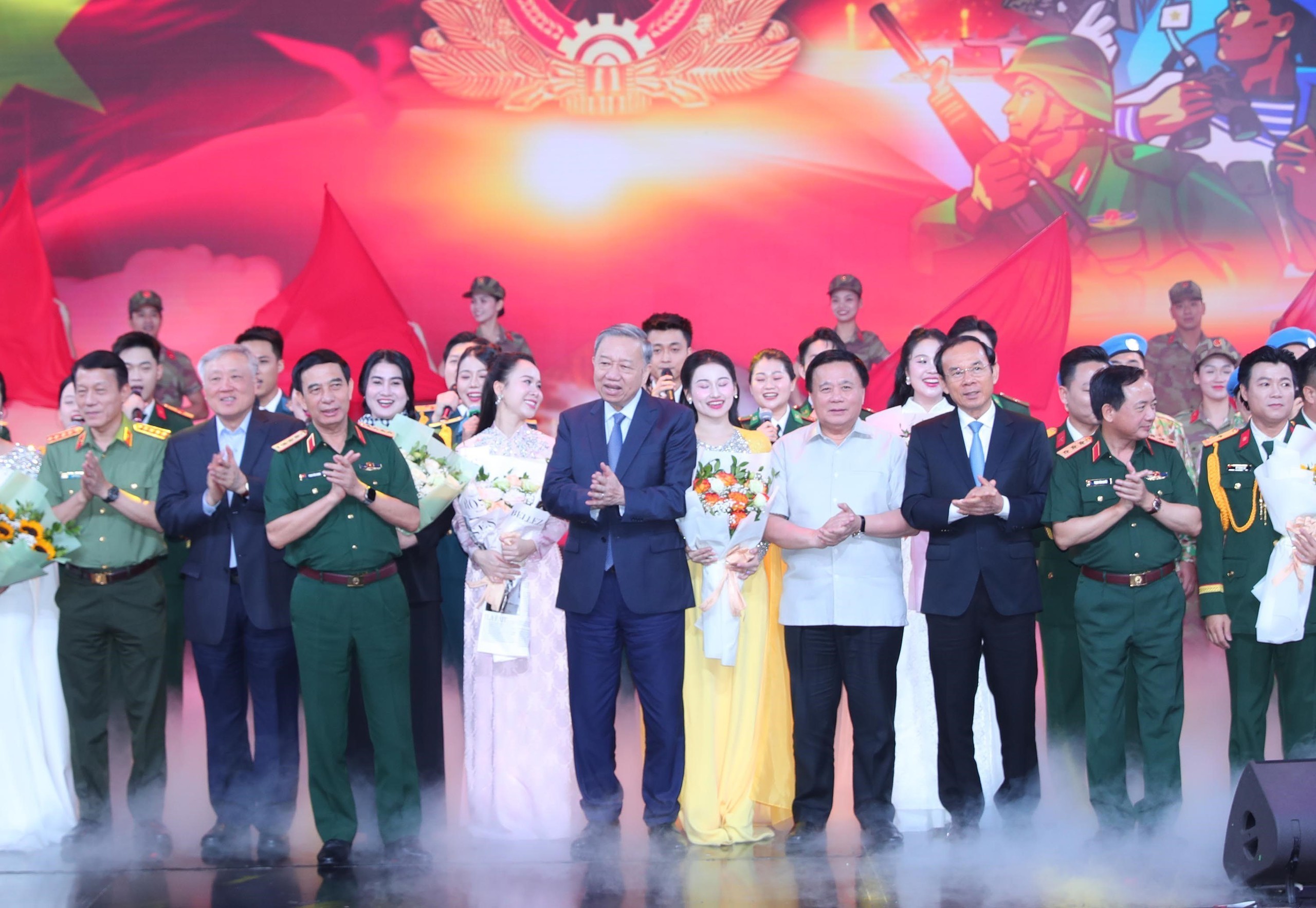 Tổng Bí thư Tô Lâm dự giao lưu nghệ thuật 'Khắc ghi lời Bác-vang nhịp quân hành' - Ảnh 2.