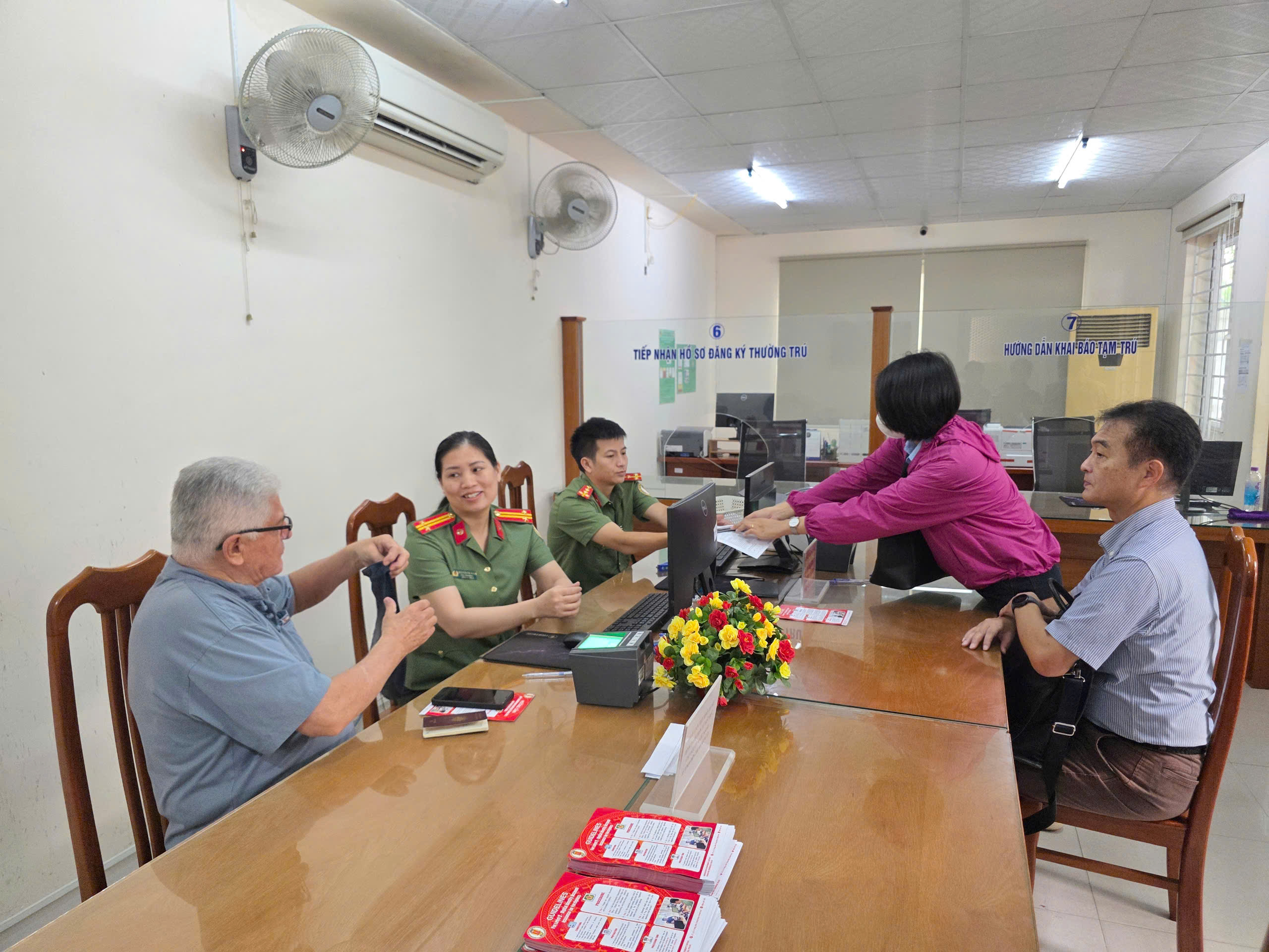 Khánh Hòa triển khai thuận lợi cấp định danh điện tử mức 2 cho người nước ngoài- Ảnh 1. Khánh Hòa triển khai thuận lợi cấp định danh điện tử mức 2 cho người nước ngoài- Ảnh 1.