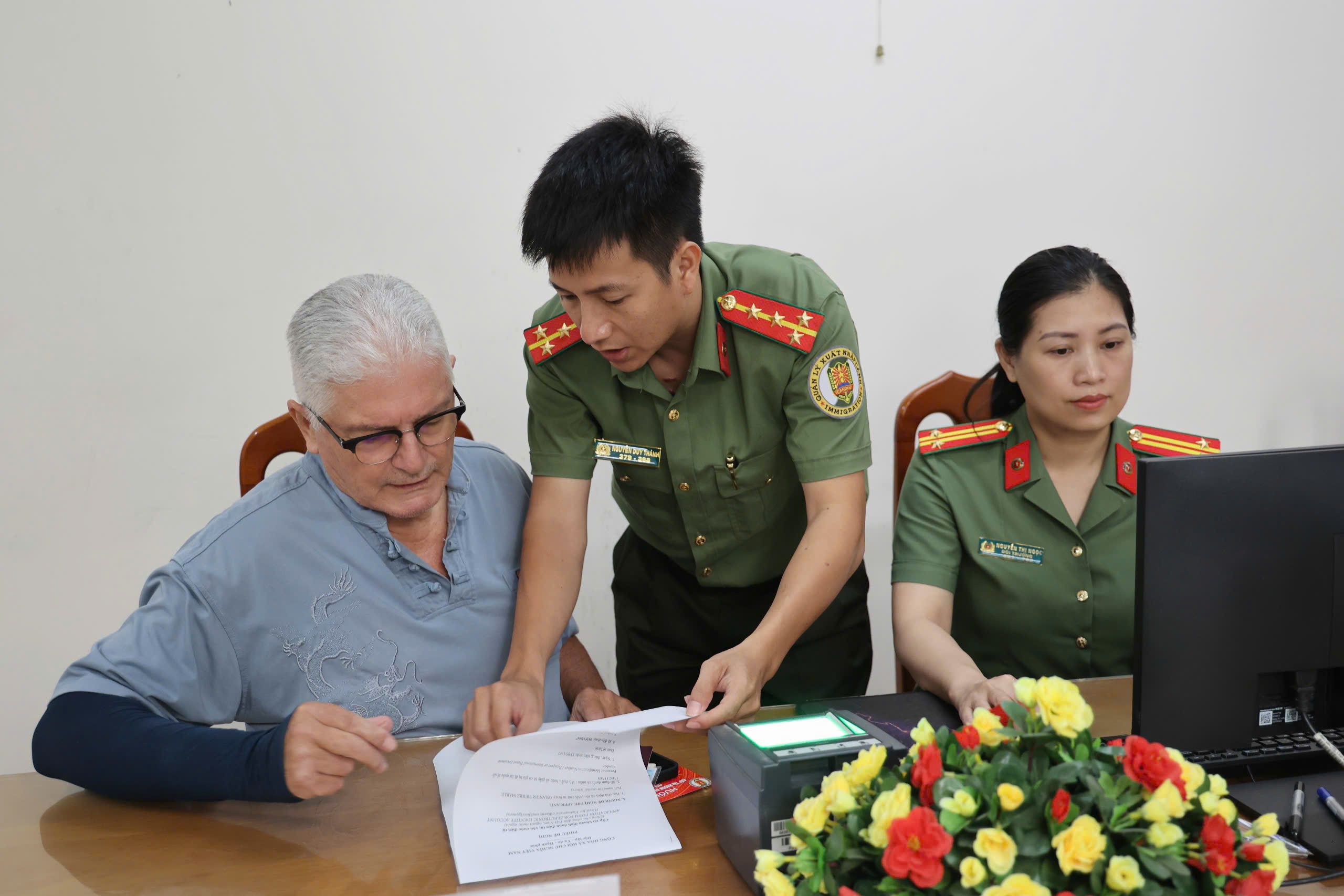 Khánh Hòa triển khai thuận lợi cấp định danh điện tử mức 2 cho người nước ngoài- Ảnh 2. Khánh Hòa triển khai thuận lợi cấp định danh điện tử mức 2 cho người nước ngoài- Ảnh 2.