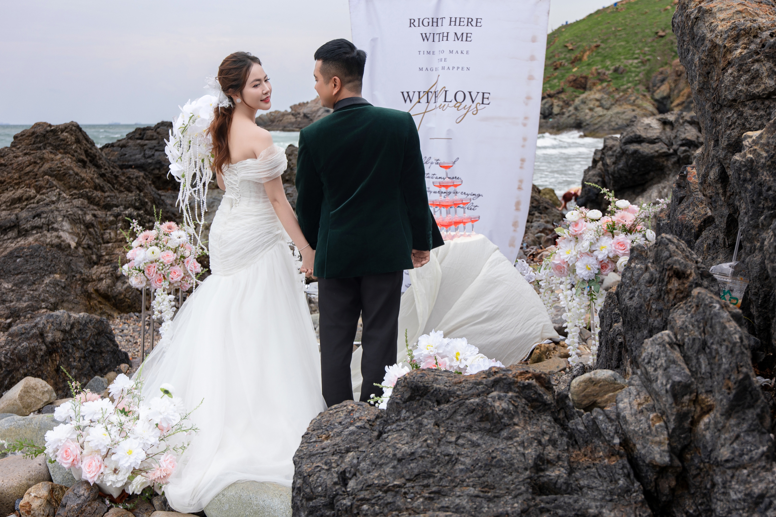 'Bé An' Hùng Thuận tung ảnh cưới, nhan sắc người bạn đời gây chú ý - Ảnh 3.