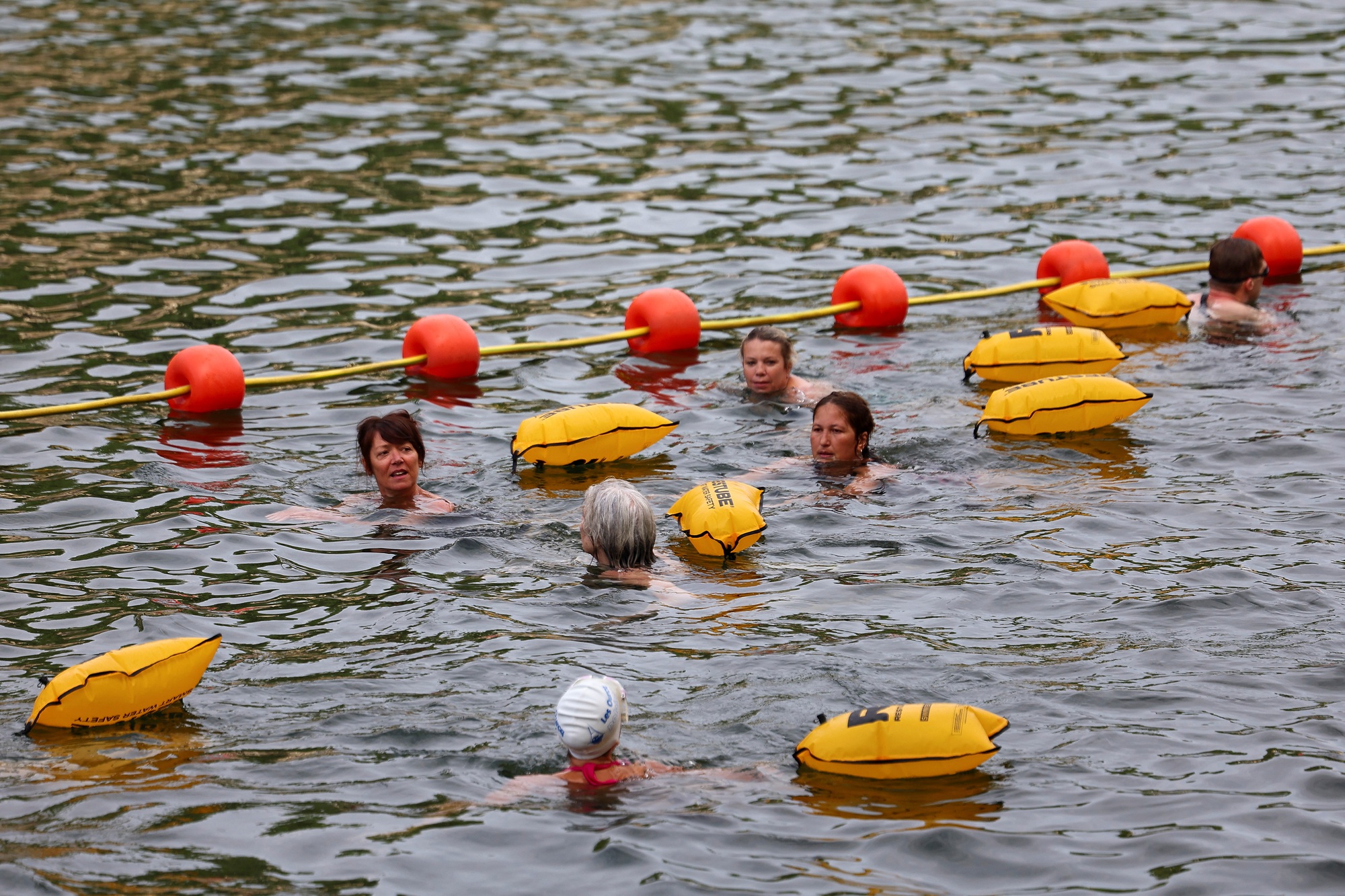 Sông Seine mở cửa cho khách bơi lội sau hơn 100 năm - Ảnh 1.