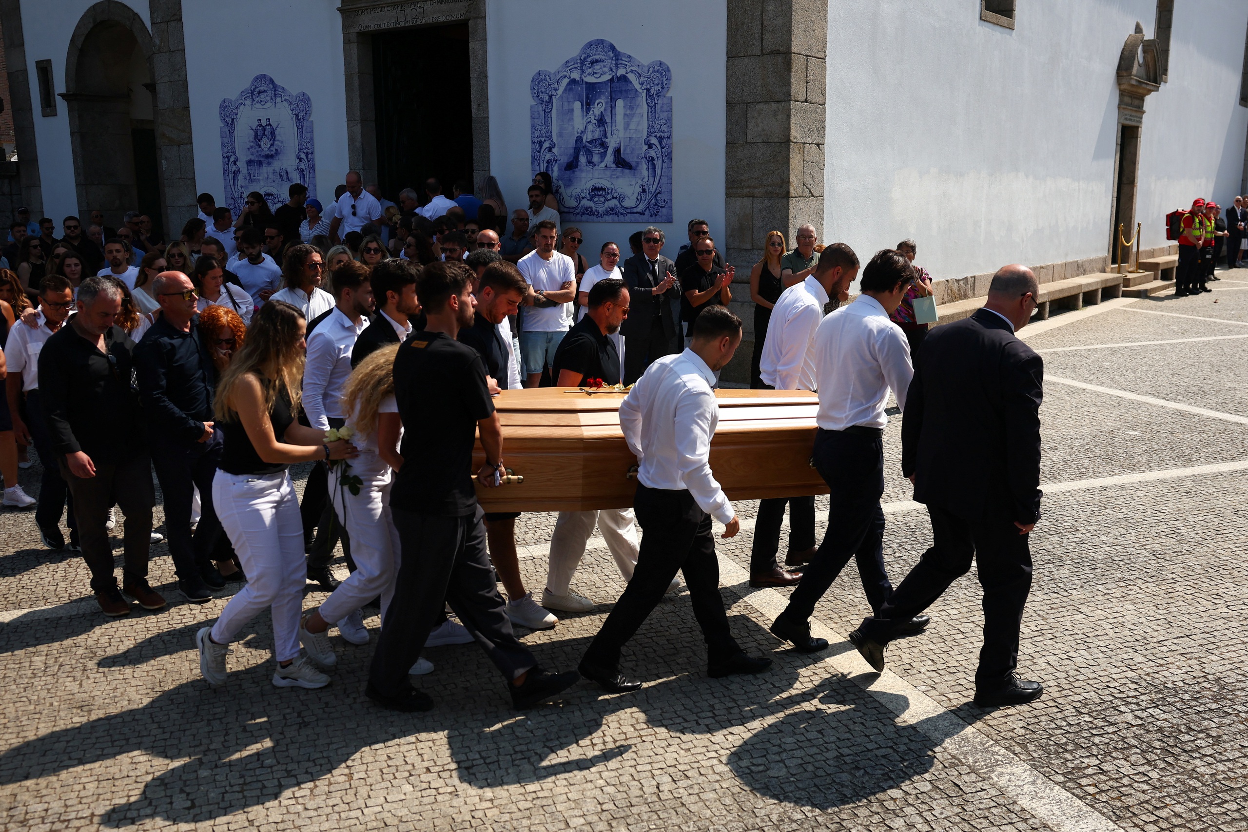 Motivul pentru care Ronaldo nu a participat la înmormântarea lui Diogo Jota: „A fost profund bântuit pentru că...” - Fotografia 2. Lý do Ronaldo không dự tang lễ Diogo Jota: 'Anh ấy bị ám ảnh sâu sắc vì...'- Ảnh 2.
